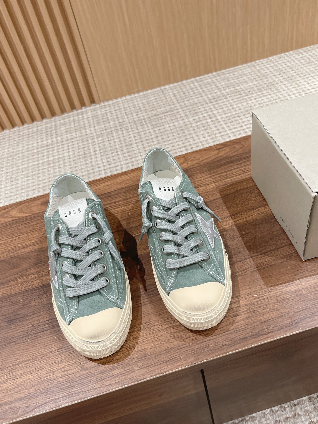 NO:263453,#Couple Model ★ -#｜Old retro small dirty shoes The exclusive three-layer sequin superposition process makes it shine in faint light!  Whoever wears it knows!  It flashed and exploded in the sunlight. The most eye-catching cub in the crowd is so versatile. The most important thing is that it is comfortable and easy to wear!  Peach pink sequins, really love it~ - MATERIAL Material - Upper Original Customized Greet Inner Imported Calfskin Outsole 1:1 open molded outsole Heel height 2cm size 35-44M, casual shoes/sports shoes, sneakers, cowhide19860909#情侣款 ★ -#｜做旧复古小脏鞋 独家三层亮片叠加工艺使得它微弱光线下都能闪闪发光！谁穿谁知道！在日光下更是闪到爆炸,人群中最亮眼的崽,还百搭的要命,最关键的是又舒服又好穿！蜜桃粉亮片,真的很爱～ - MATERIAL 材质 - 鞋面 原版定制格力特 内里 进口小牛皮 大底 1:1开模大底 跟高 2cm size 35-44M,休闲鞋/运动鞋,sneakers,cowhide,Women's Shoes