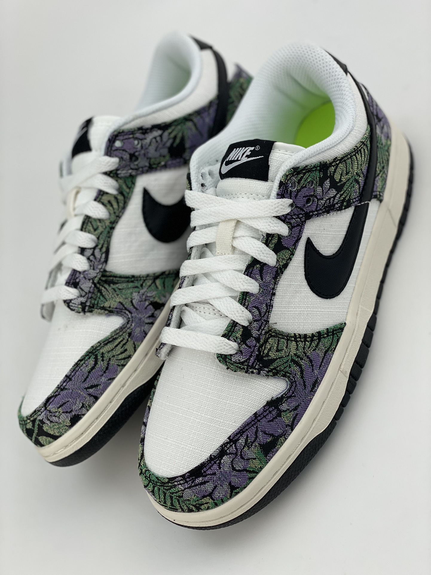 NIKE SB Dunk Low Next Nature Floral Tapestry White and Black Flower FN7105-030