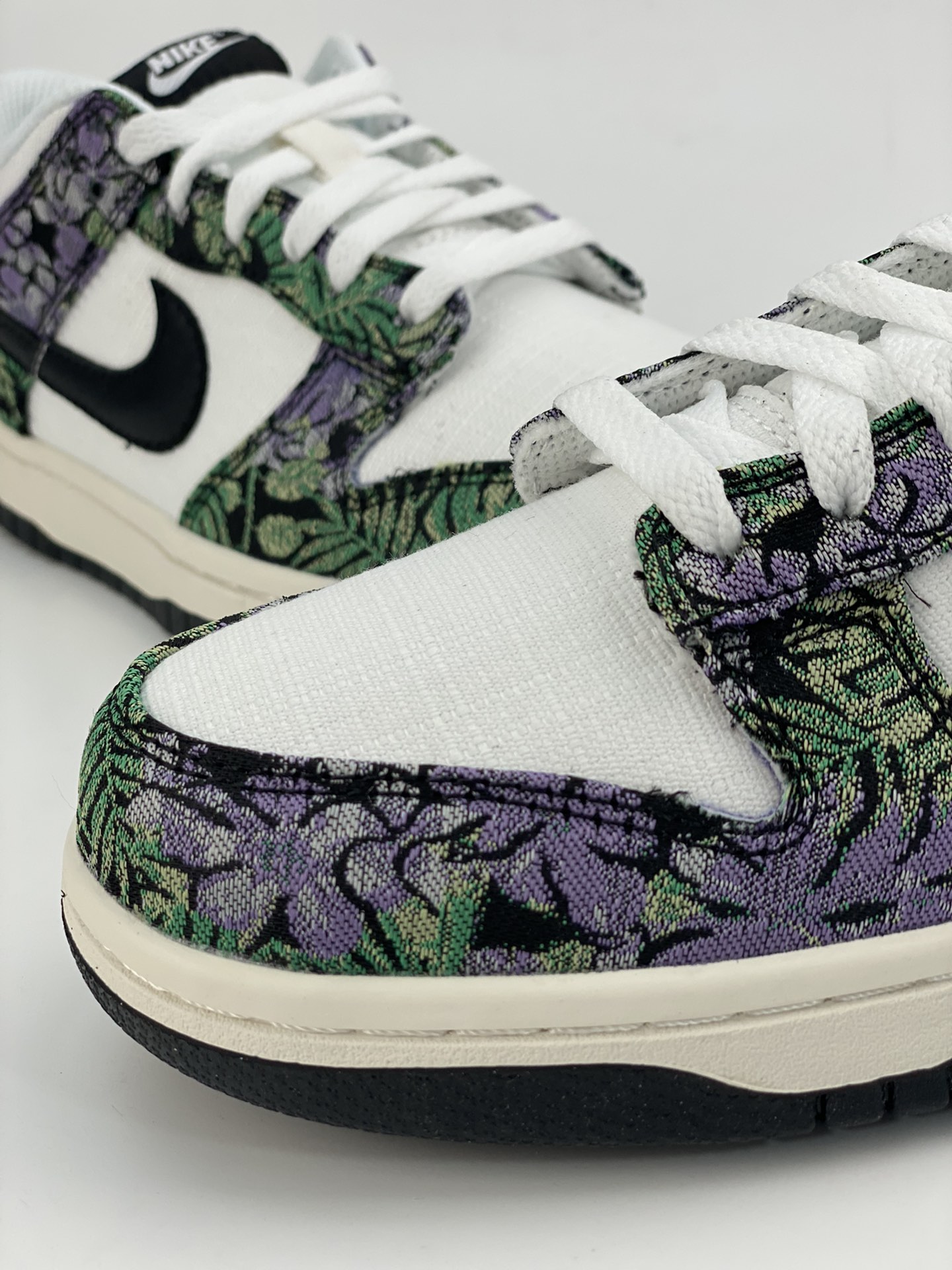 NIKE SB Dunk Low Next Nature Floral Tapestry White and Black Flower FN7105-030