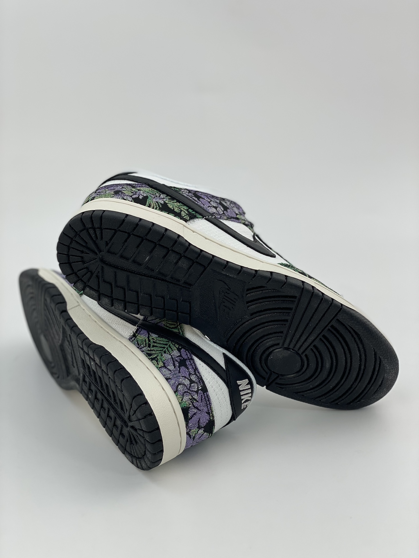 200 NIKE SB Dunk Low Next Nature Floral Tapestry 白黑花卉 FN7105-030