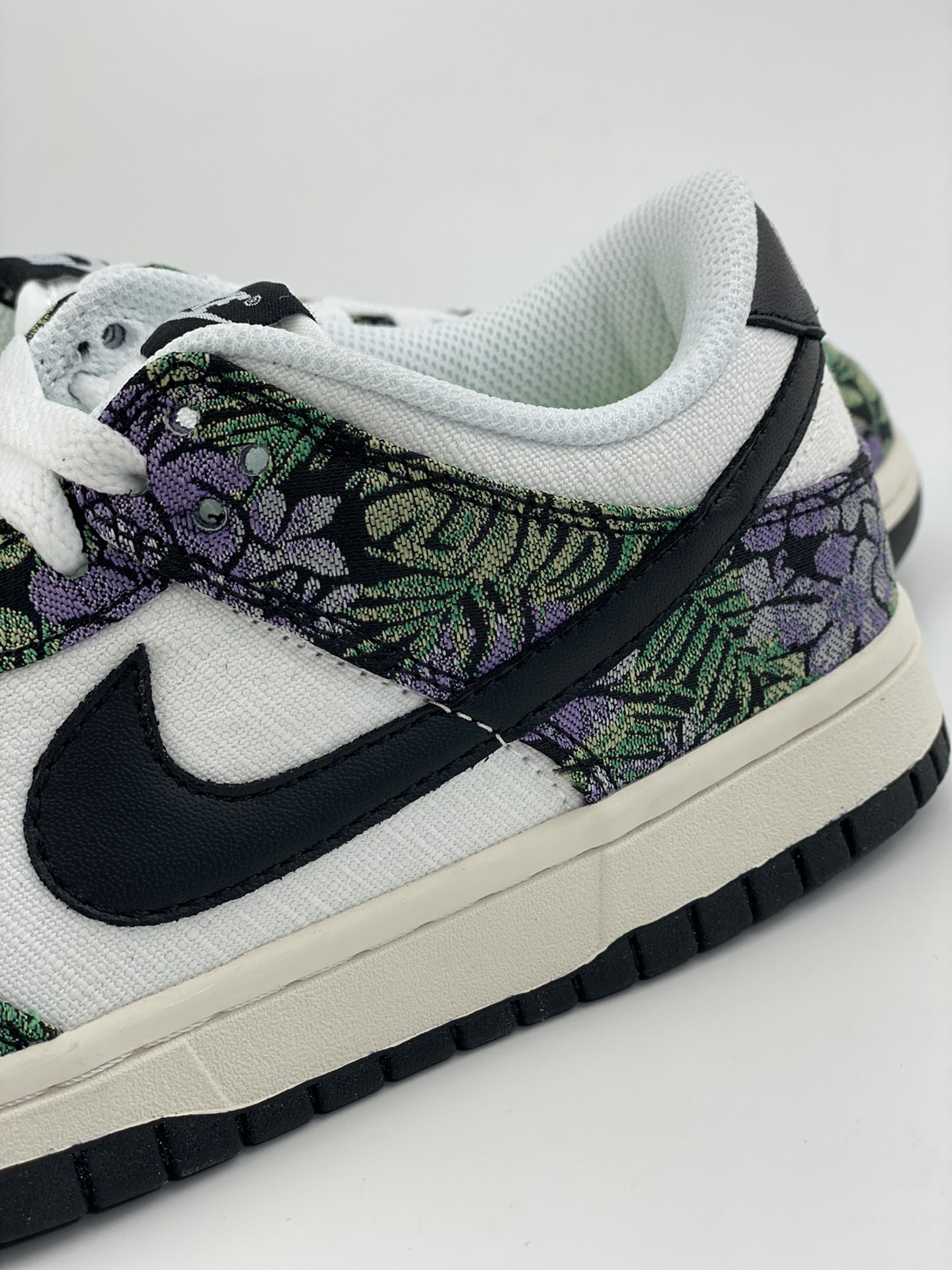 NIKE SB Dunk Low Next Nature Floral Tapestry White and Black Flower FN7105-030