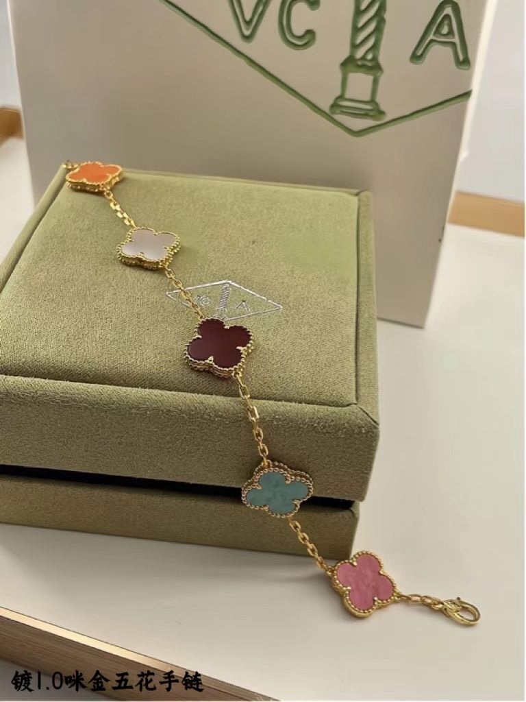 ❤️145包邮/原单代购级别
新款vca粗链条天然五色贝母黄金色
v金材质制作，工艺细腻，细节完美，持久保色！
对版CNC扣 比K金工艺还高级。

总长: 19cm 戴第4朵花15～17.5cm 不限制手围
