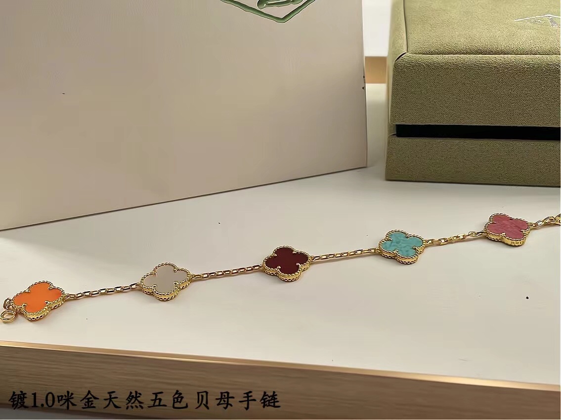 ❤️145包邮/原单代购级别
新款vca粗链条天然五色贝母黄金色
v金材质制作，工艺细腻，细节完美，持久保色！
对版CNC扣 比K金工艺还高级。

总长: 19cm 戴第4朵花15～17.5cm 不限制手围