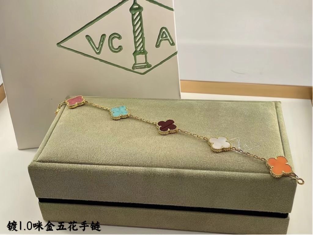 ❤️145包邮/原单代购级别
新款vca粗链条天然五色贝母黄金色
v金材质制作，工艺细腻，细节完美，持久保色！
对版CNC扣 比K金工艺还高级。

总长: 19cm 戴第4朵花15～17.5cm 不限制手围