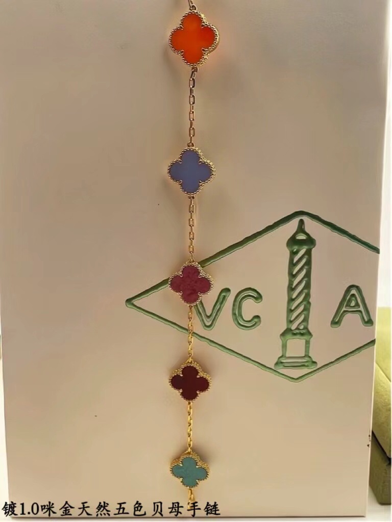 ❤️145包邮/原单代购级别
新款vca粗链条天然五色贝母黄金色
v金材质制作，工艺细腻，细节完美，持久保色！
对版CNC扣 比K金工艺还高级。

总长: 19cm 戴第4朵花15～17.5cm 不限制手围