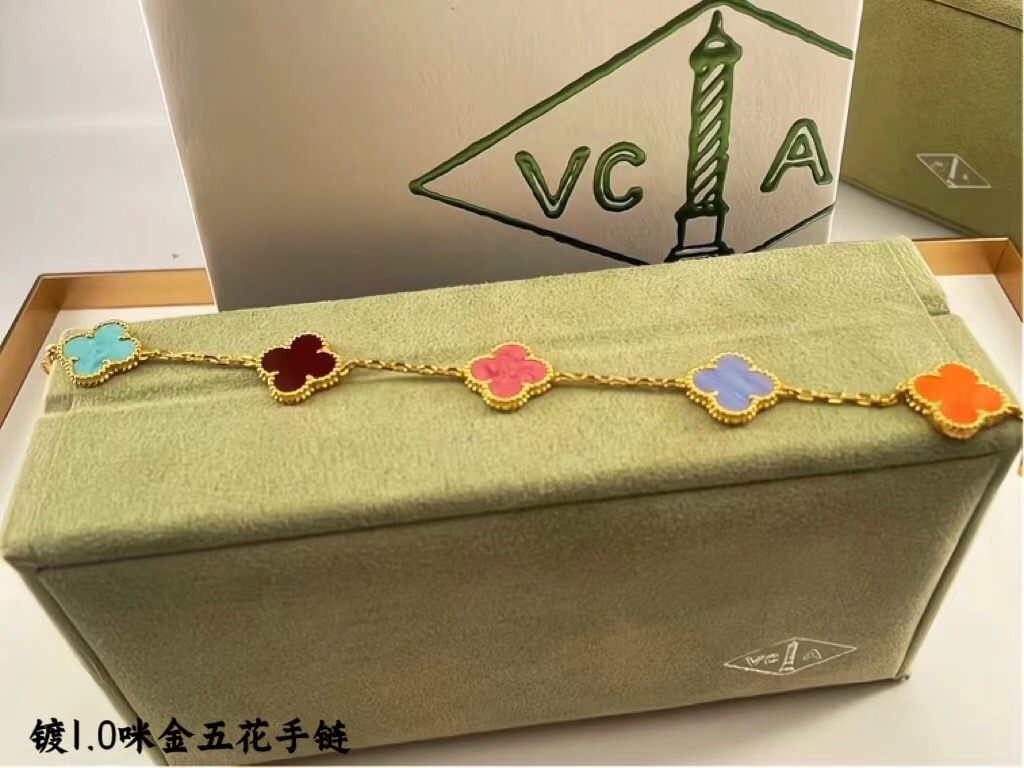❤️145包邮/原单代购级别
新款vca粗链条天然五色贝母黄金色
v金材质制作，工艺细腻，细节完美，持久保色！
对版CNC扣 比K金工艺还高级。

总长: 19cm 戴第4朵花15～17.5cm 不限制手围