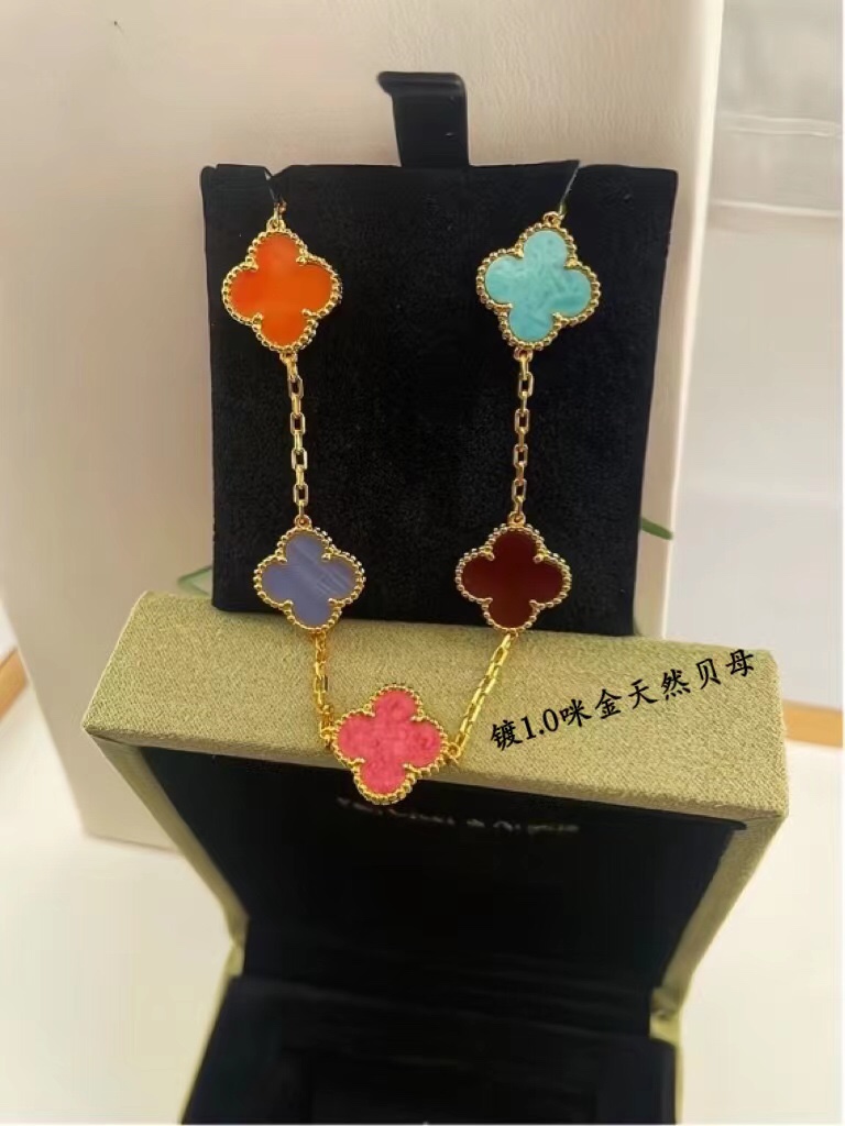 ❤️145包邮/原单代购级别
新款vca粗链条天然五色贝母黄金色
v金材质制作，工艺细腻，细节完美，持久保色！
对版CNC扣 比K金工艺还高级。

总长: 19cm 戴第4朵花15～17.5cm 不限制手围