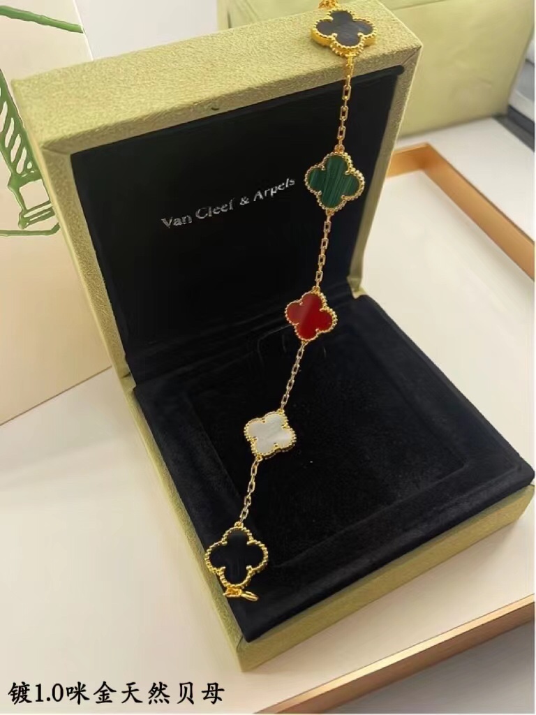 ❤️145包邮/原单代购级别
新款vca粗链条天然五色贝母黄金色
v金材质制作,工艺细腻,细节完美,持久保色!
对版CNC扣 比K金工艺还高级。
总长: 19cm 戴第4朵花15~17.5cm 不限制手围
新款vca粗链条天然五色贝母黄金色
v金材质制作,工艺细腻,细节完美,持久保色!
对版CNC扣 比K金工艺还高级。
总长: 19cm 戴第4朵花15~17.5cm 不限制手围