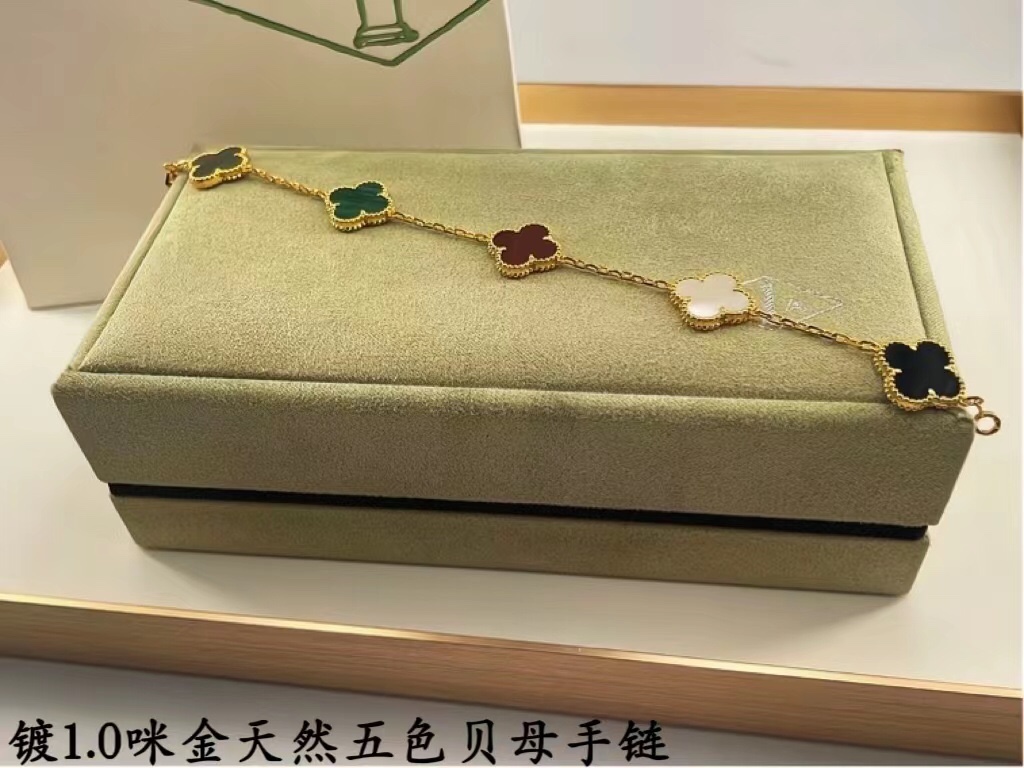 ❤️145包邮/原单代购级别
新款vca粗链条天然五色贝母黄金色
v金材质制作,工艺细腻,细节完美,持久保色!
对版CNC扣 比K金工艺还高级。
总长: 19cm 戴第4朵花15~17.5cm 不限制手围
新款vca粗链条天然五色贝母黄金色
v金材质制作,工艺细腻,细节完美,持久保色!
对版CNC扣 比K金工艺还高级。
总长: 19cm 戴第4朵花15~17.5cm 不限制手围