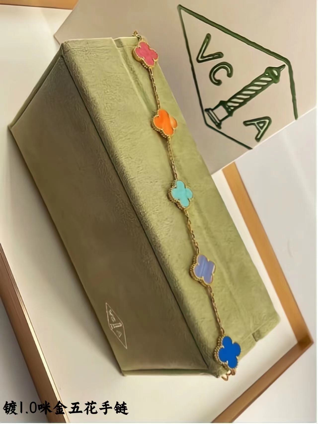 ❤️145包邮/原单代购级别
新款vca粗链条天然五色贝母黄金色
v金材质制作，工艺细腻，细节完美，持久保色！
对版CNC扣 比K金工艺还高级。

总长: 19cm 戴第4朵花15～17.5cm 不限制手围