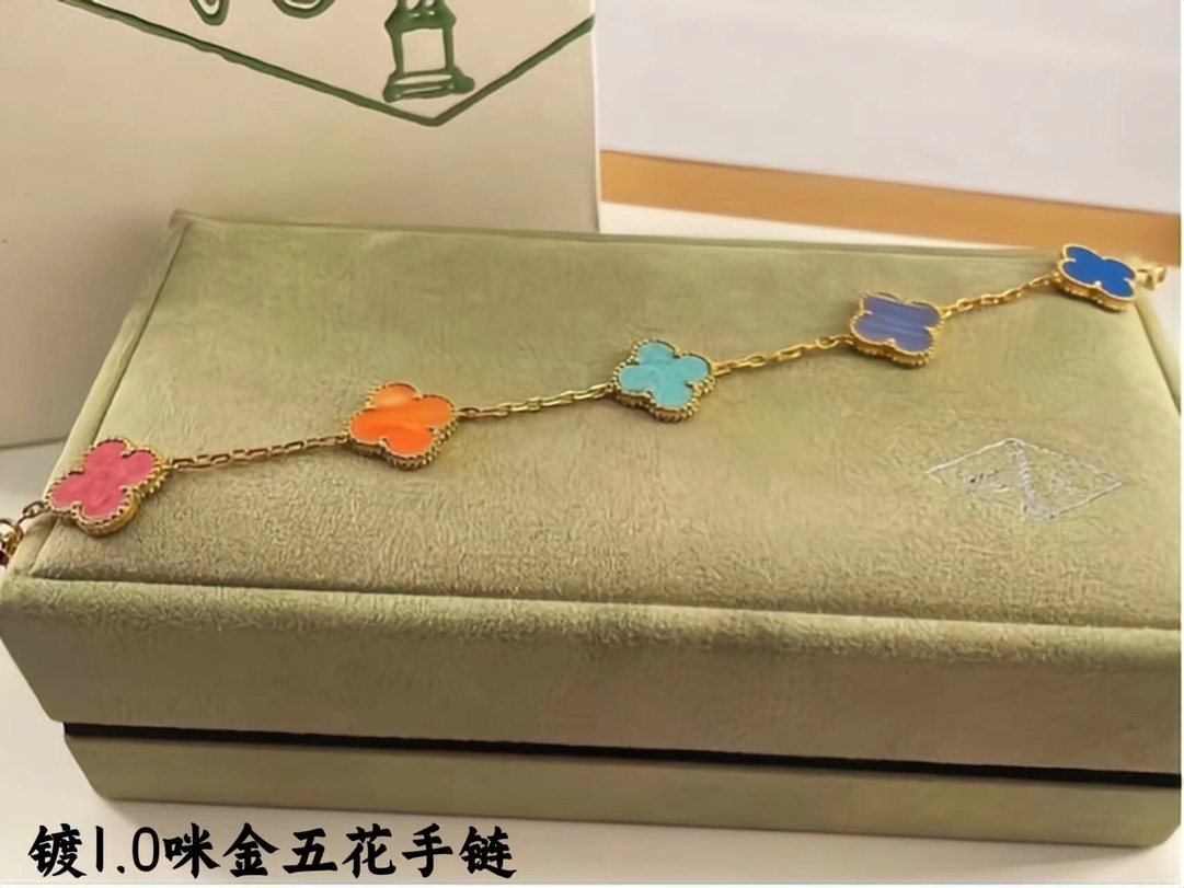 ❤️145包邮/原单代购级别
新款vca粗链条天然五色贝母黄金色
v金材质制作，工艺细腻，细节完美，持久保色！
对版CNC扣 比K金工艺还高级。

总长: 19cm 戴第4朵花15～17.5cm 不限制手围