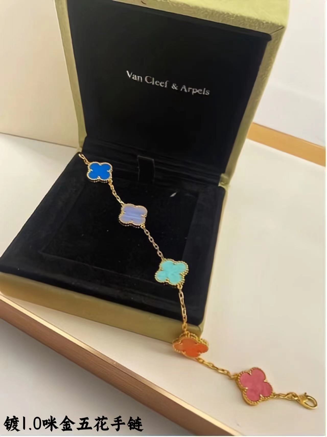 ❤️145包邮/原单代购级别
新款vca粗链条天然五色贝母黄金色
v金材质制作，工艺细腻，细节完美，持久保色！
对版CNC扣 比K金工艺还高级。

总长: 19cm 戴第4朵花15～17.5cm 不限制手围