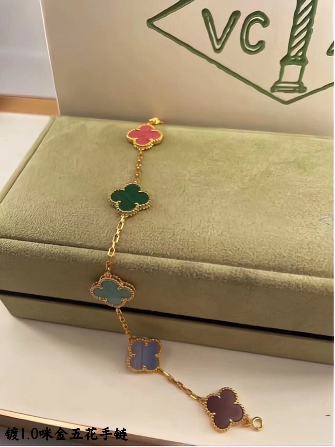 ❤️145包邮/原单代购级别
新款vca粗链条天然五色贝母黄金色
v金材质制作，工艺细腻，细节完美，持久保色！
对版CNC扣 比K金工艺还高级。

总长: 19cm 戴第4朵花15～17.5cm 不限制手围
