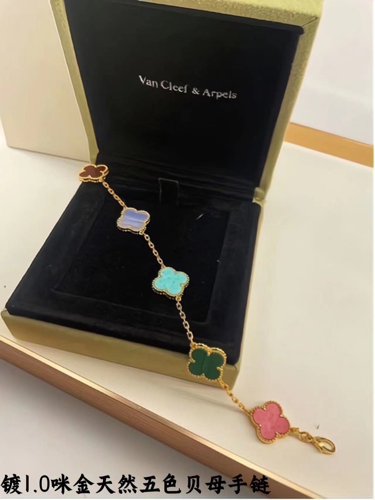 ❤️145包邮/原单代购级别
新款vca粗链条天然五色贝母黄金色
v金材质制作，工艺细腻，细节完美，持久保色！
对版CNC扣 比K金工艺还高级。

总长: 19cm 戴第4朵花15～17.5cm 不限制手围
