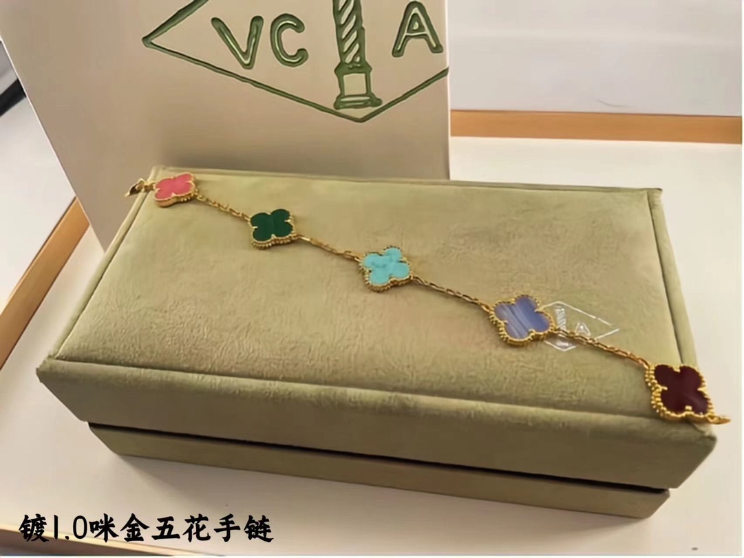 ❤️145包邮/原单代购级别
新款vca粗链条天然五色贝母黄金色
v金材质制作，工艺细腻，细节完美，持久保色！
对版CNC扣 比K金工艺还高级。

总长: 19cm 戴第4朵花15～17.5cm 不限制手围