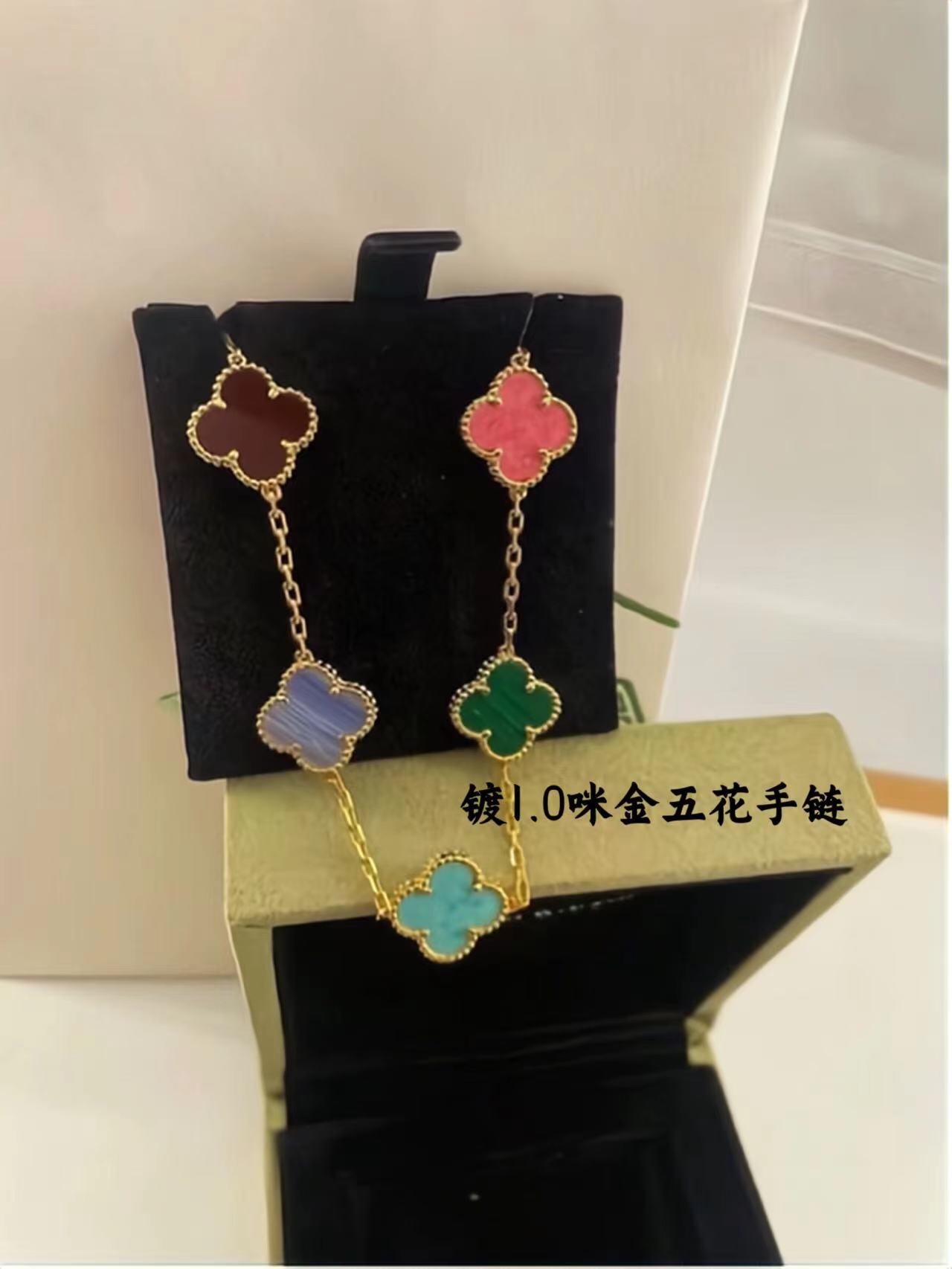 ❤️145包邮/原单代购级别
新款vca粗链条天然五色贝母黄金色
v金材质制作，工艺细腻，细节完美，持久保色！
对版CNC扣 比K金工艺还高级。

总长: 19cm 戴第4朵花15～17.5cm 不限制手围