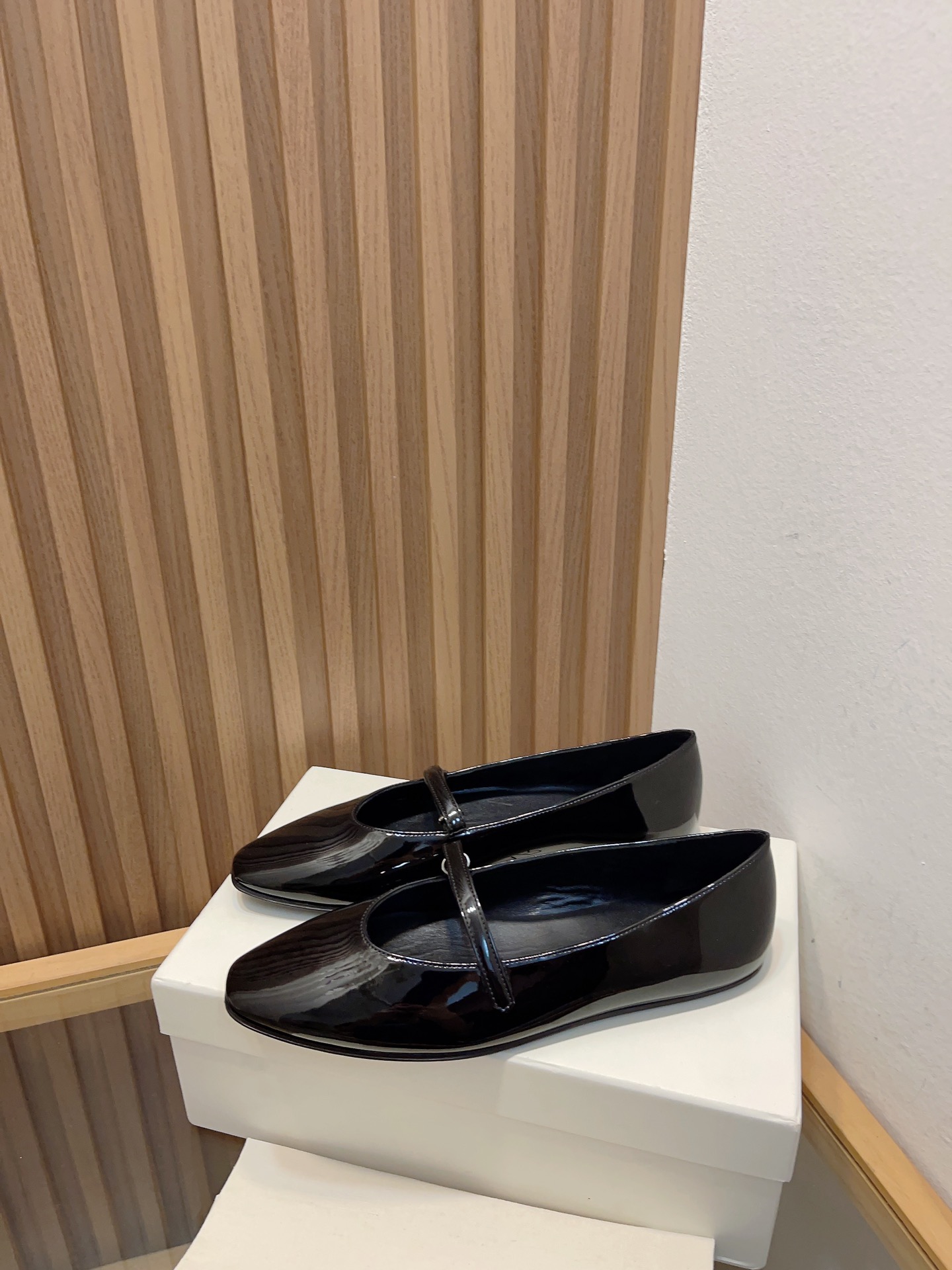 2023 Classic Mary’s Single Shoes: Simple Elegance with Quality Materials