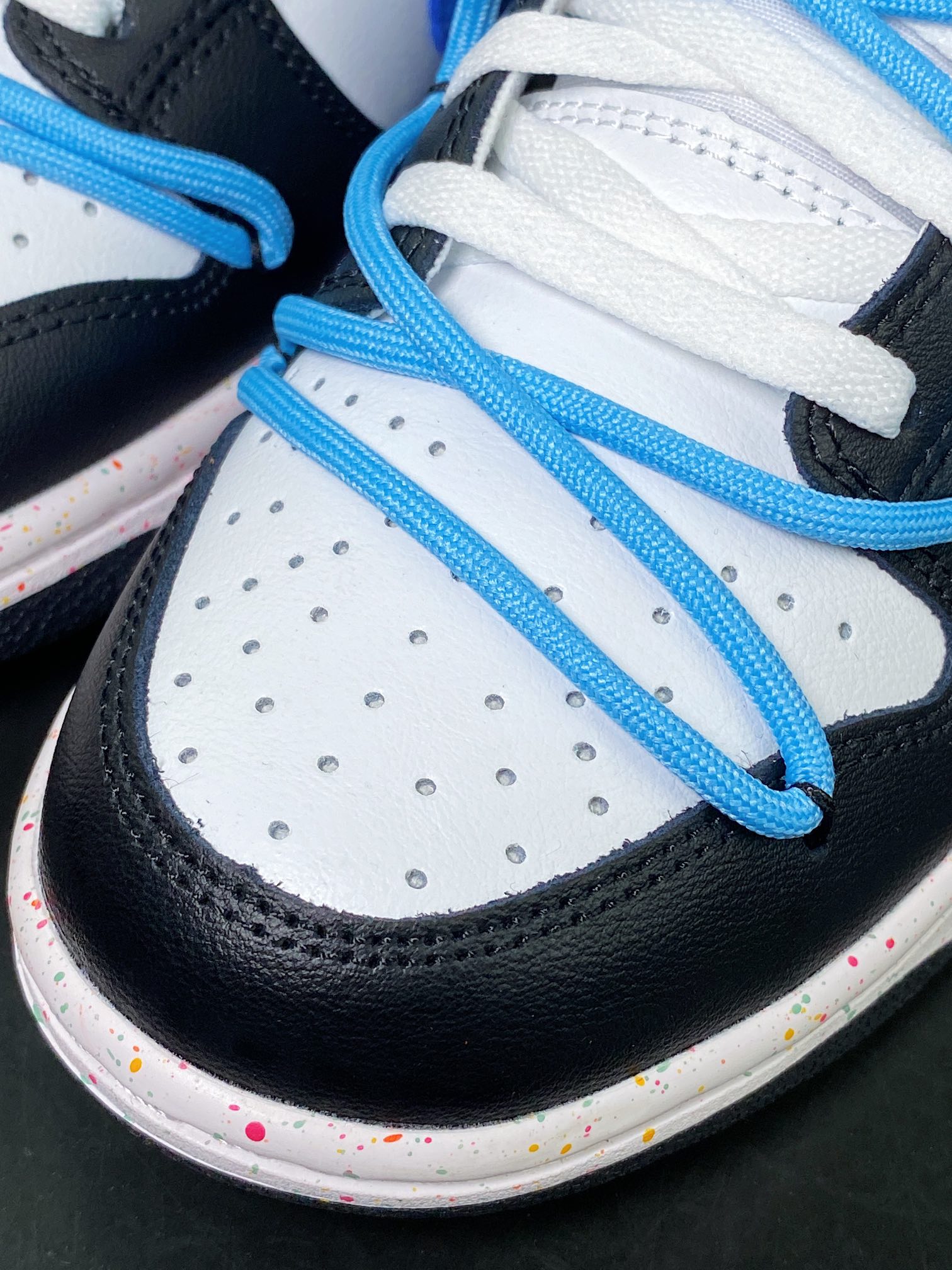 SB Dunk Low ”Multi-Color/Swoosh” dunk series low-top sneakers ”black, white and blue tied rope three hooks” FD4623-137