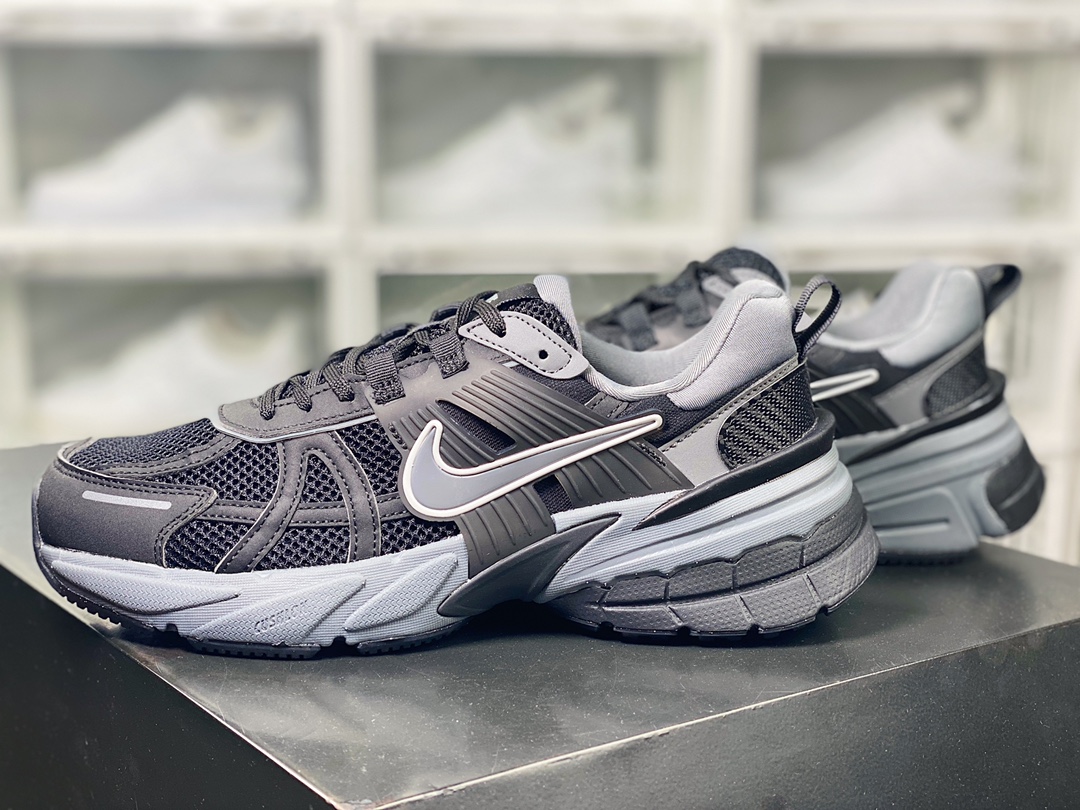 Nike Wmns V2K Runtekk Low ”DarkGrey/White” retro trendy series future jogging shoes ”carbon gray white” FD0736-001