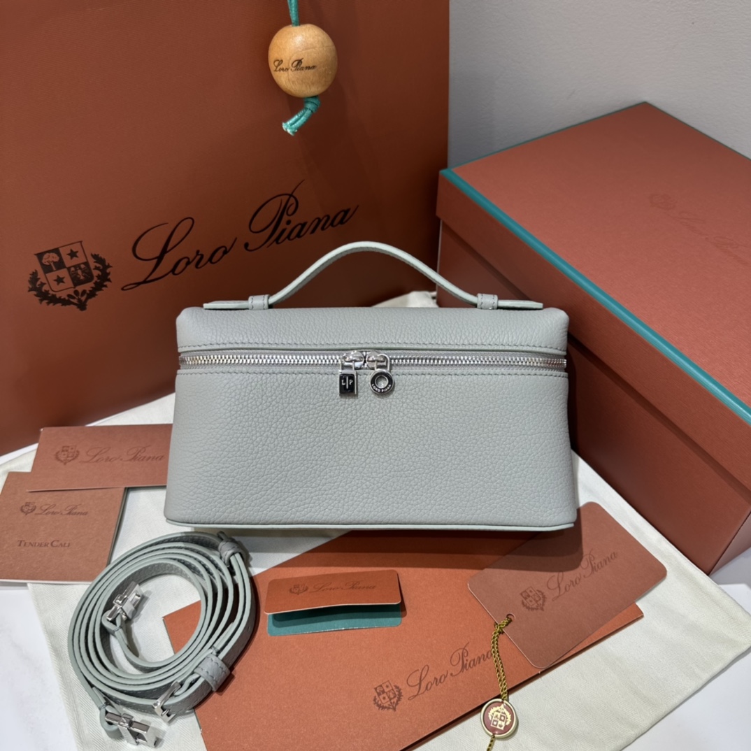 550【L19桉树色】
𝐋𝐨𝐫𝐨 𝐏𝐢𝐚𝐧𝐚 Extra pocket L19系列手提/斜挎包
不被定义的生活才最自在,就像loro piana的材质设计,不需要繁复设计的款式,简洁柔和的轮廓优雅耐看,像一只精美的化妆箱,完美兼顾了颜值和功能性。皮质细腻,手感像黄油一般柔软,小小包身大容量,不光是手提配细肩带还可以斜挎哦,对极简风情有独钟得姐妹可以入手啦,简约百搭,越简单越不同,明星ins网红都在种草,19厘米和27厘米两种大小,一个精致随性,一个优雅大气。
尺寸:小号:长19×宽7×高12cm(配肩带)