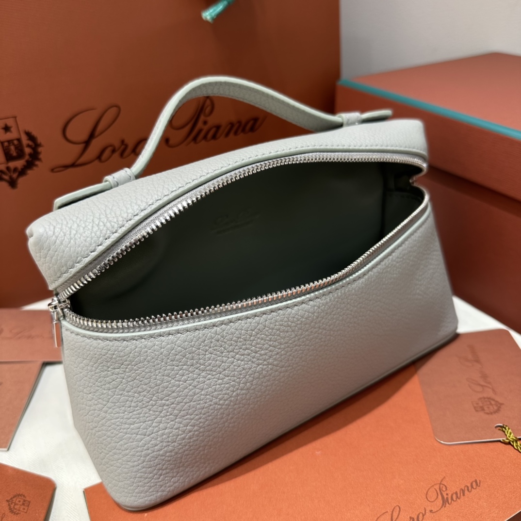 550【L19桉树色】
𝐋𝐨𝐫𝐨 𝐏𝐢𝐚𝐧𝐚 Extra pocket L19系列手提/斜挎包
不被定义的生活才最自在,就像loro piana的材质设计,不需要繁复设计的款式,简洁柔和的轮廓优雅耐看,像一只精美的化妆箱,完美兼顾了颜值和功能性。皮质细腻,手感像黄油一般柔软,小小包身大容量,不光是手提配细肩带还可以斜挎哦,对极简风情有独钟得姐妹可以入手啦,简约百搭,越简单越不同,明星ins网红都在种草,19厘米和27厘米两种大小,一个精致随性,一个优雅大气。
尺寸:小号:长19×宽7×高12cm(配肩带)