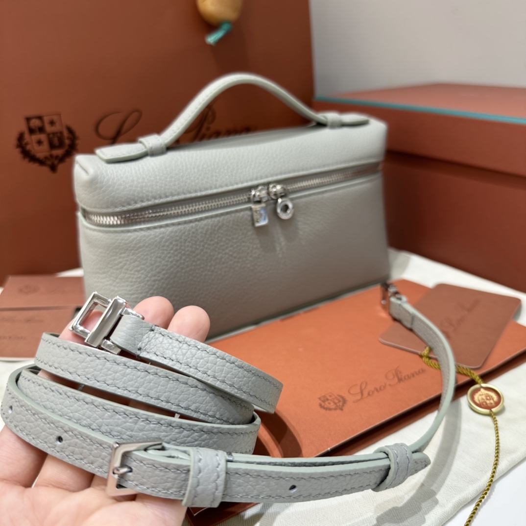 550【L19桉树色】
𝐋𝐨𝐫𝐨 𝐏𝐢𝐚𝐧𝐚 Extra pocket L19系列手提/斜挎包
不被定义的生活才最自在,就像loro piana的材质设计,不需要繁复设计的款式,简洁柔和的轮廓优雅耐看,像一只精美的化妆箱,完美兼顾了颜值和功能性。皮质细腻,手感像黄油一般柔软,小小包身大容量,不光是手提配细肩带还可以斜挎哦,对极简风情有独钟得姐妹可以入手啦,简约百搭,越简单越不同,明星ins网红都在种草,19厘米和27厘米两种大小,一个精致随性,一个优雅大气。
尺寸:小号:长19×宽7×高12cm(配肩带)
