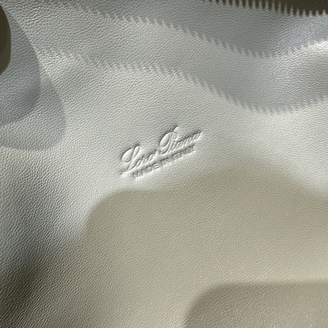 550【L19桉树色】
𝐋𝐨𝐫𝐨 𝐏𝐢𝐚𝐧𝐚 Extra pocket L19系列手提/斜挎包
不被定义的生活才最自在,就像loro piana的材质设计,不需要繁复设计的款式,简洁柔和的轮廓优雅耐看,像一只精美的化妆箱,完美兼顾了颜值和功能性。皮质细腻,手感像黄油一般柔软,小小包身大容量,不光是手提配细肩带还可以斜挎哦,对极简风情有独钟得姐妹可以入手啦,简约百搭,越简单越不同,明星ins网红都在种草,19厘米和27厘米两种大小,一个精致随性,一个优雅大气。
尺寸:小号:长19×宽7×高12cm(配肩带)