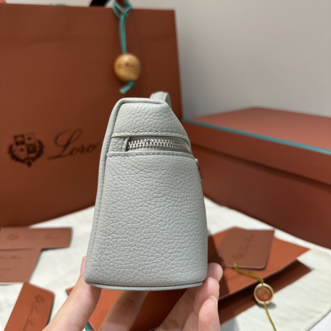 550【L19桉树色】
𝐋𝐨𝐫𝐨 𝐏𝐢𝐚𝐧𝐚 Extra pocket L19系列手提/斜挎包
不被定义的生活才最自在,就像loro piana的材质设计,不需要繁复设计的款式,简洁柔和的轮廓优雅耐看,像一只精美的化妆箱,完美兼顾了颜值和功能性。皮质细腻,手感像黄油一般柔软,小小包身大容量,不光是手提配细肩带还可以斜挎哦,对极简风情有独钟得姐妹可以入手啦,简约百搭,越简单越不同,明星ins网红都在种草,19厘米和27厘米两种大小,一个精致随性,一个优雅大气。
尺寸:小号:长19×宽7×高12cm(配肩带)