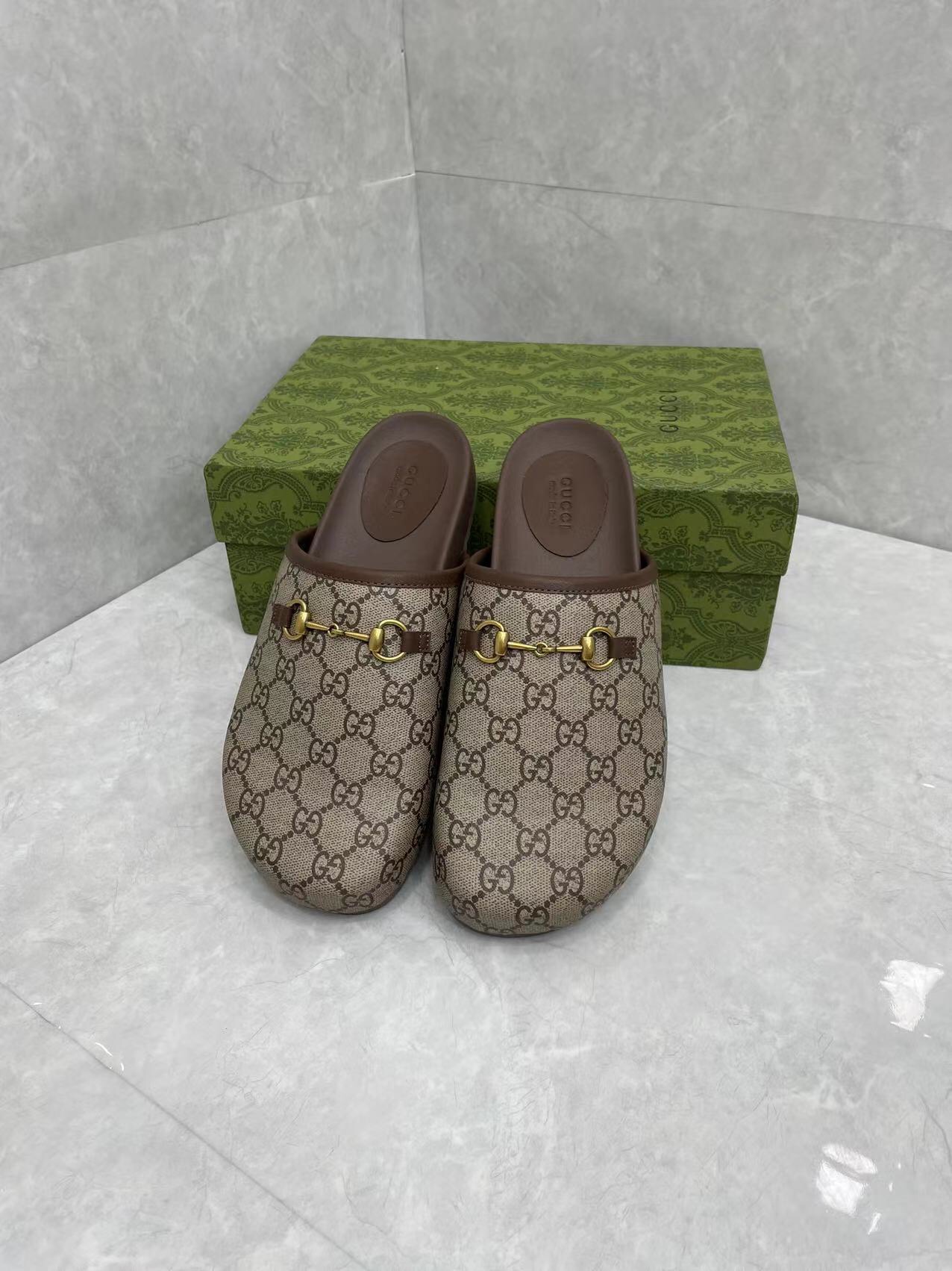 P210Gucci Hombre Mujer Zapatillas GG Horsebit Buckle Mule Shoes Los detalles de la marca añaden un t