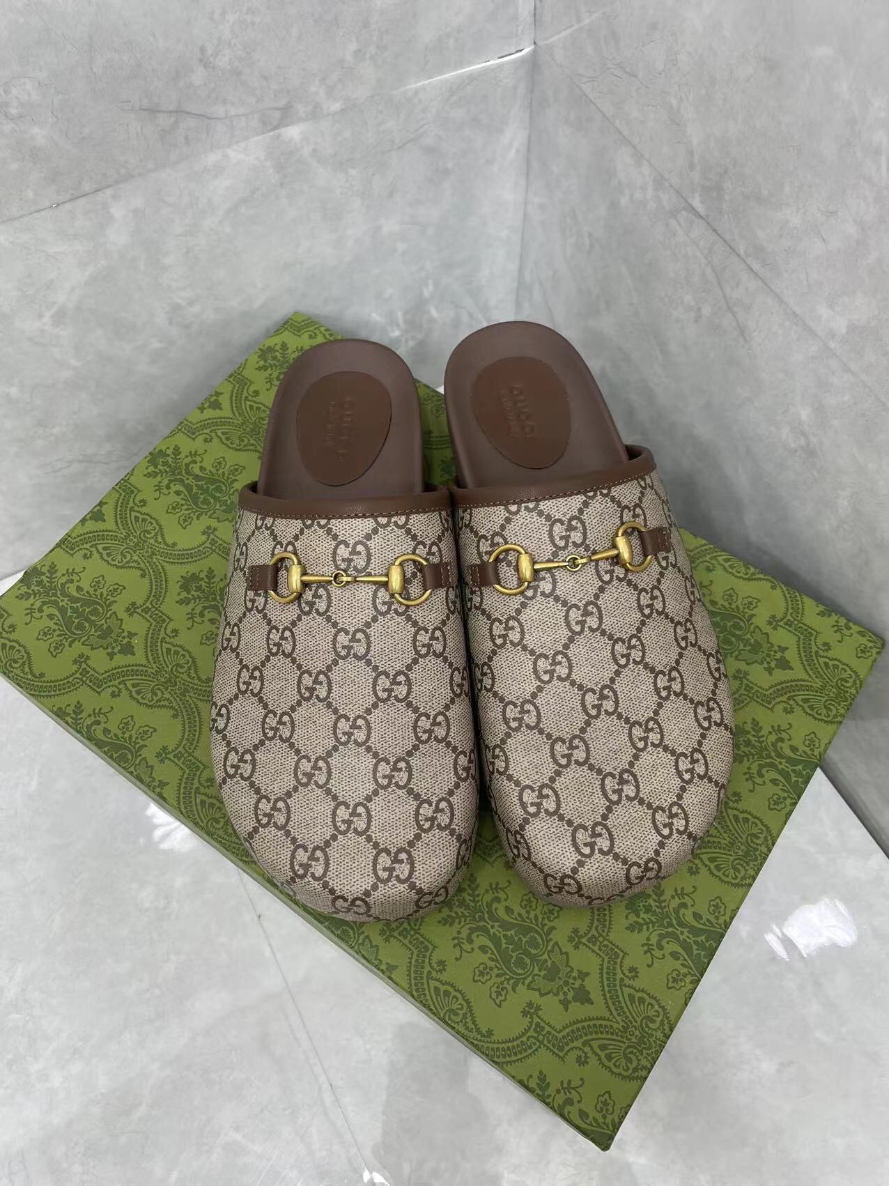 P210Gucci Hombre Mujer Zapatillas GG Horsebit Buckle Mule Shoes Los detalles de la marca añaden un t