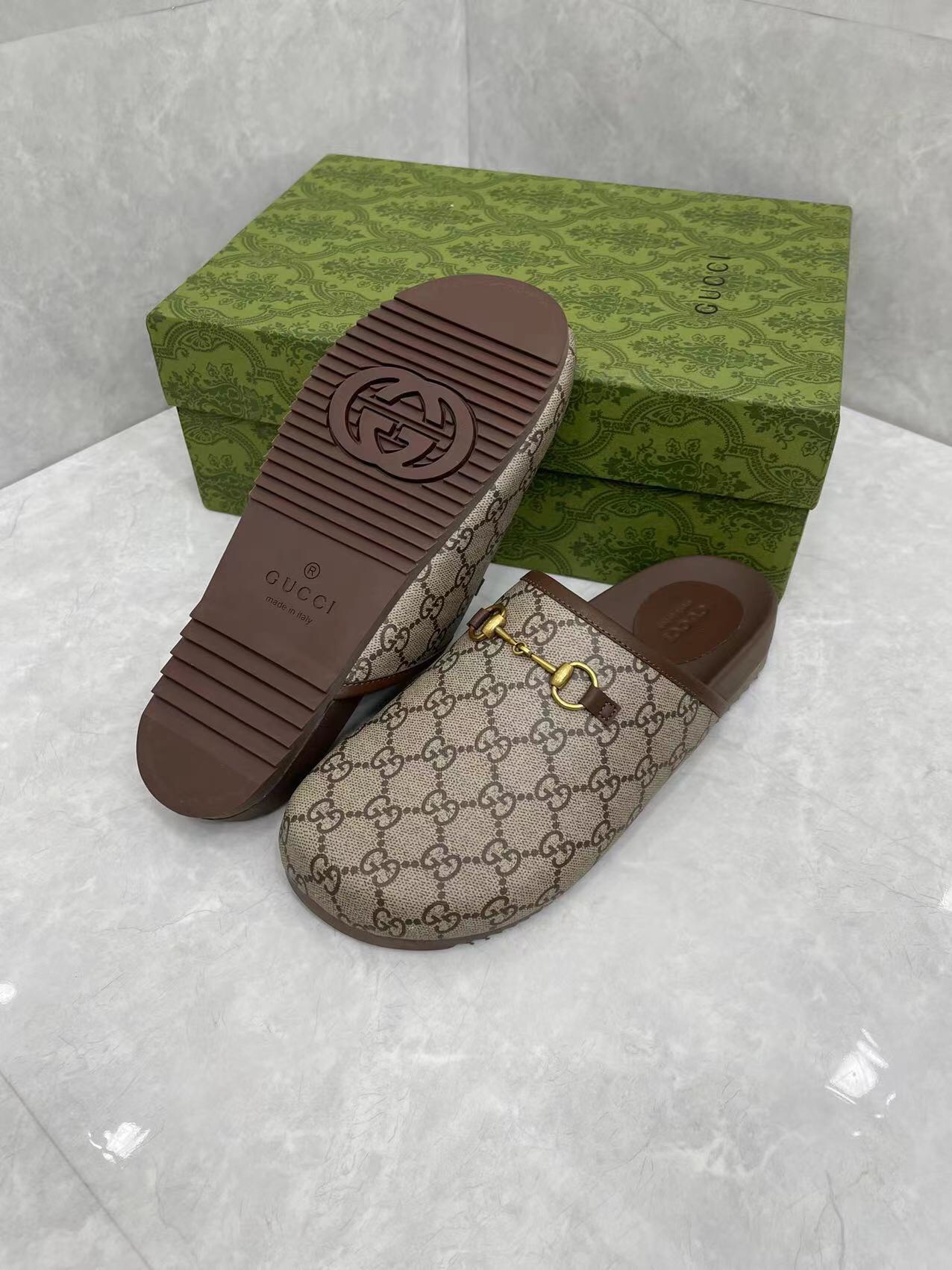 P210Gucci Hombre Mujer Zapatillas GG Horsebit Buckle Mule Shoes Los detalles de la marca añaden un t