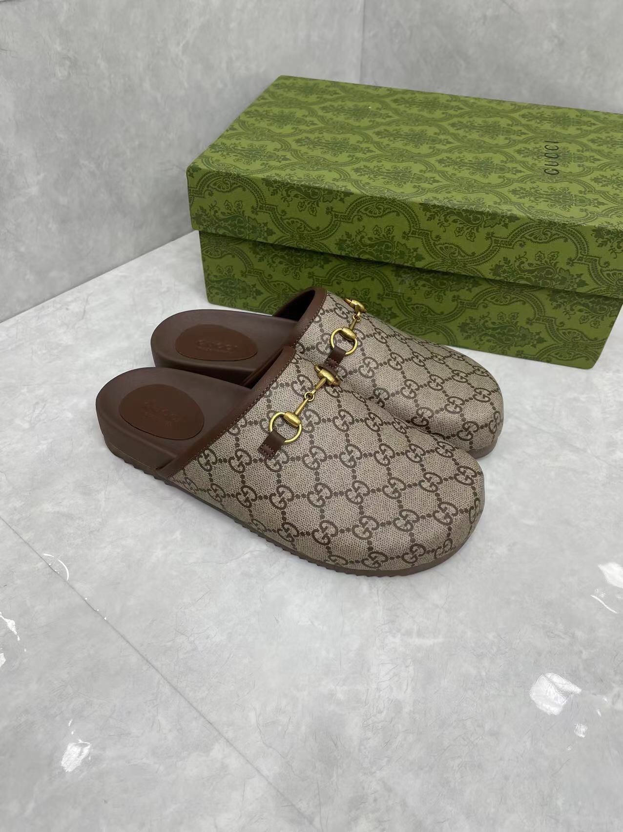 P210Gucci Hombre Mujer Zapatillas GG Horsebit Buckle Mule Shoes Los detalles de la marca añaden un t