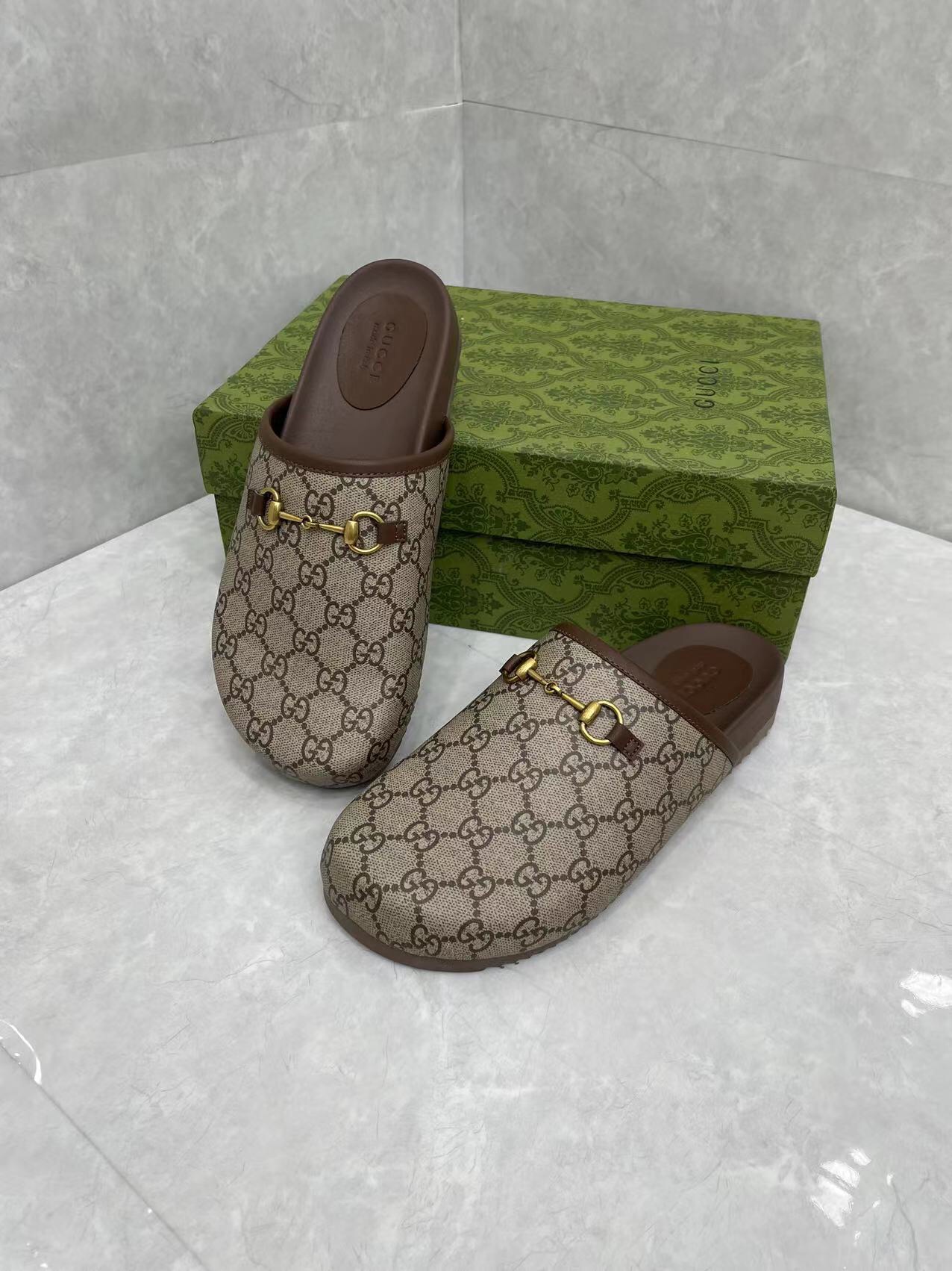P210Gucci Hombre Mujer Zapatillas GG Horsebit Buckle Mule Shoes Los detalles de la marca añaden un t