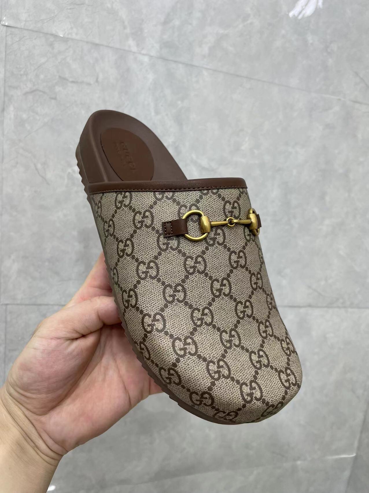 P210Gucci Hombre Mujer Zapatillas GG Horsebit Buckle Mule Shoes Los detalles de la marca añaden un t