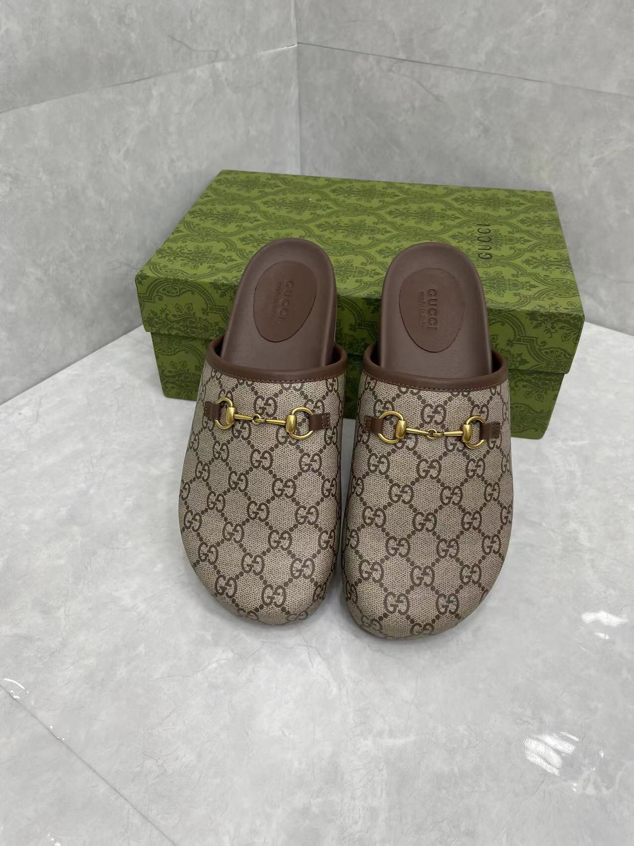 P210Gucci Hombre Mujer Zapatillas GG Horsebit Buckle Mule Shoes Los detalles de la marca añaden un t