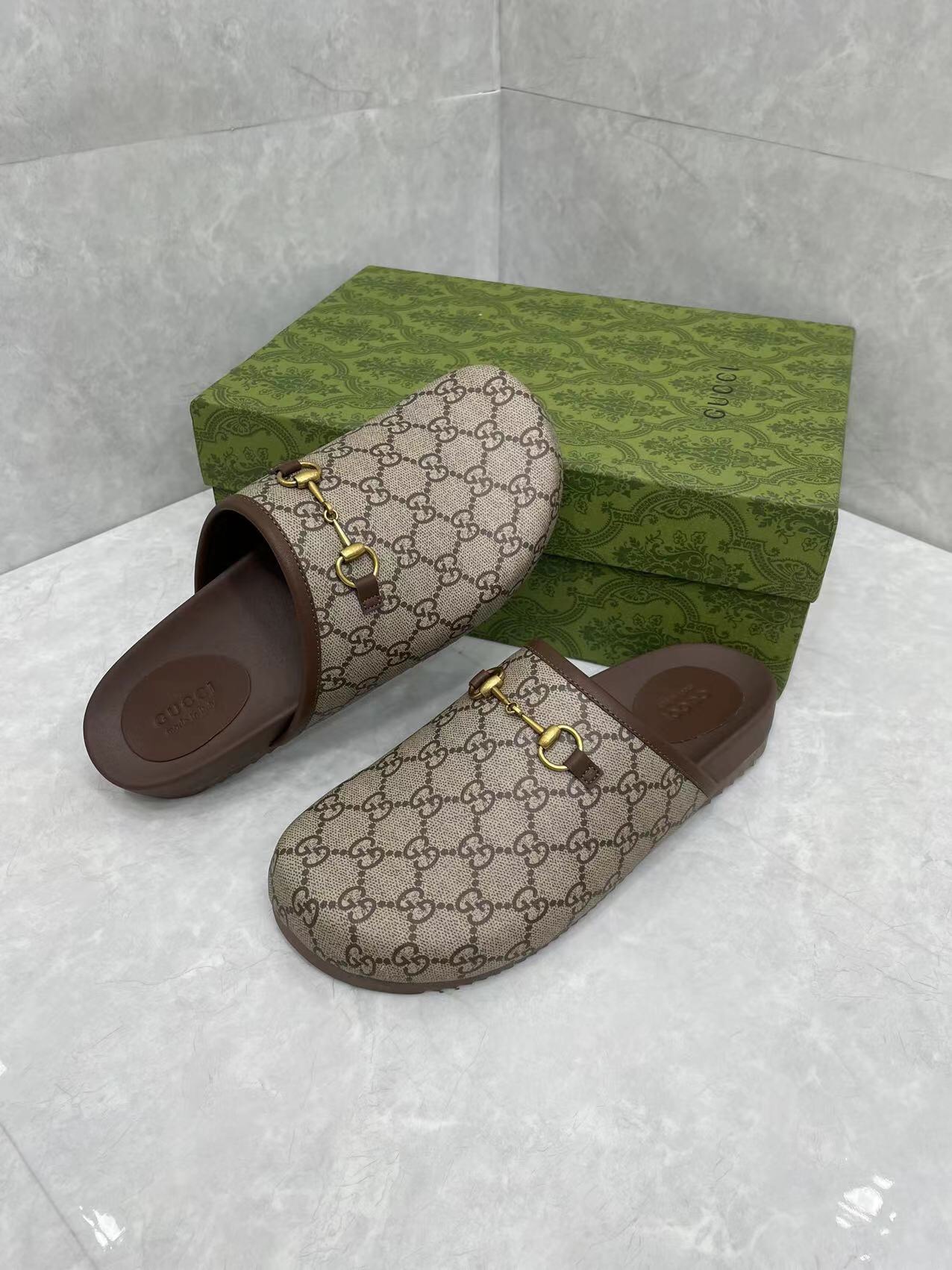 P210Gucci Hombre Mujer Zapatillas GG Horsebit Buckle Mule Shoes Los detalles de la marca añaden un t