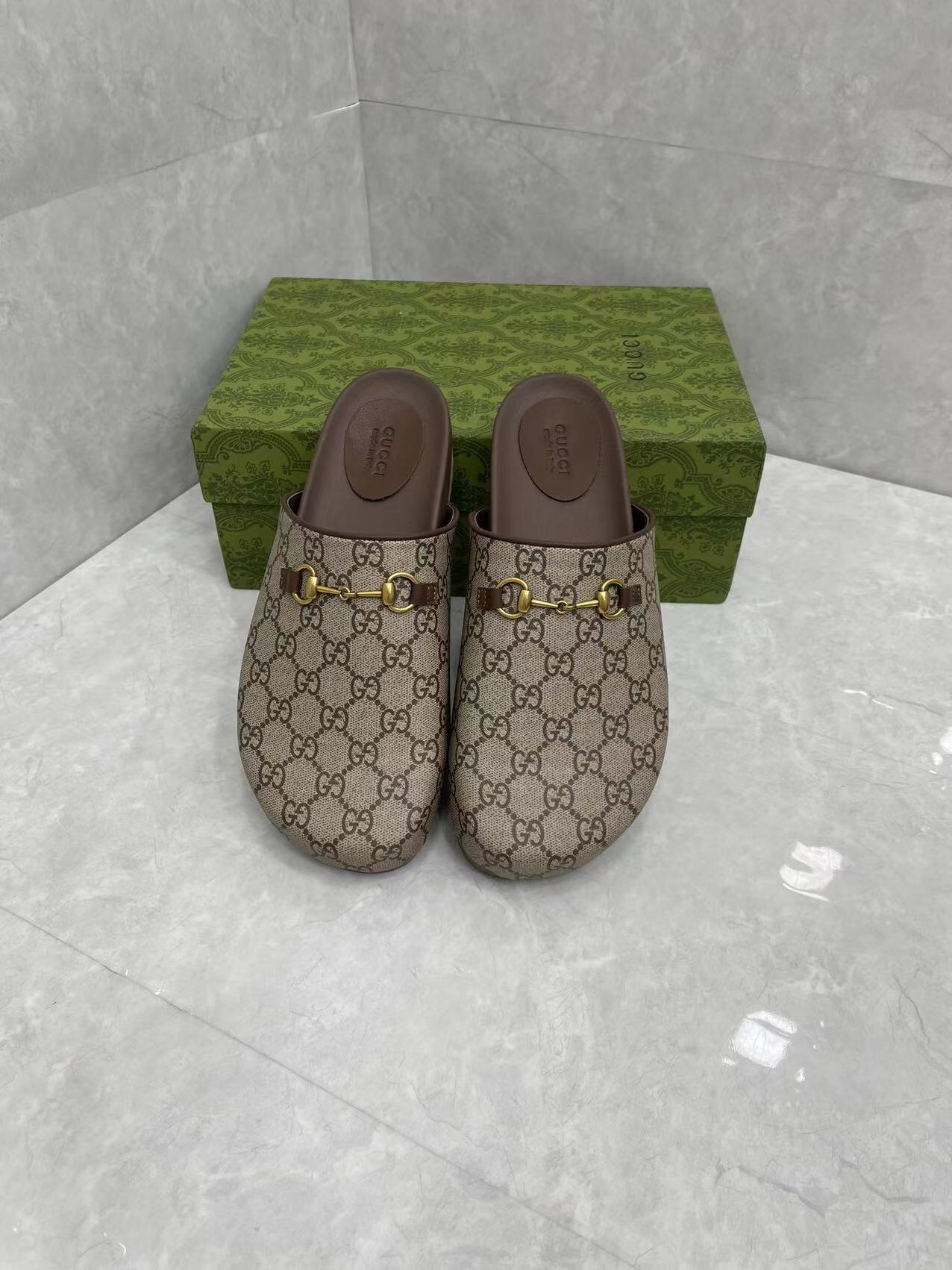 P210Gucci Hombre Mujer Zapatillas GG Horsebit Buckle Mule Shoes Los detalles de la marca añaden un t