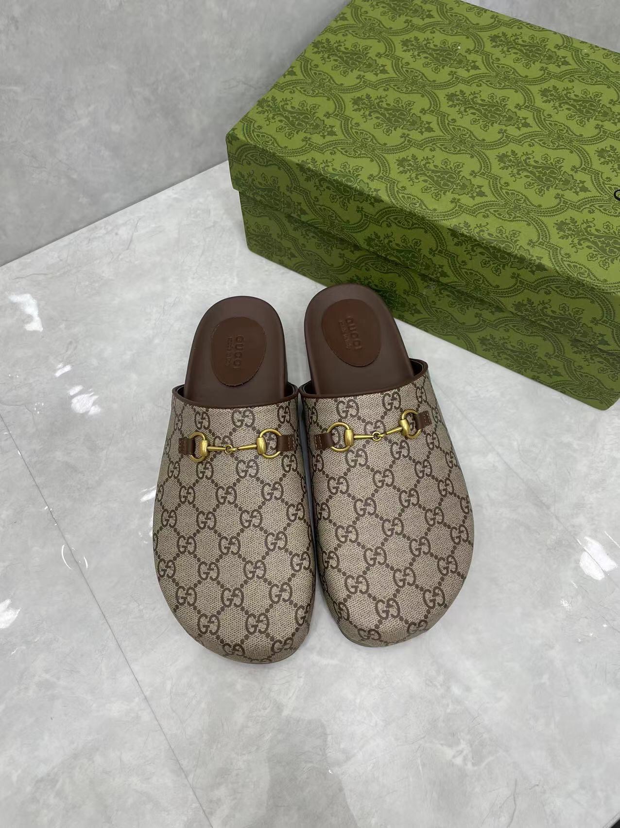 P210Gucci Hombre Mujer Zapatillas GG Horsebit Buckle Mule Shoes Los detalles de la marca añaden un t