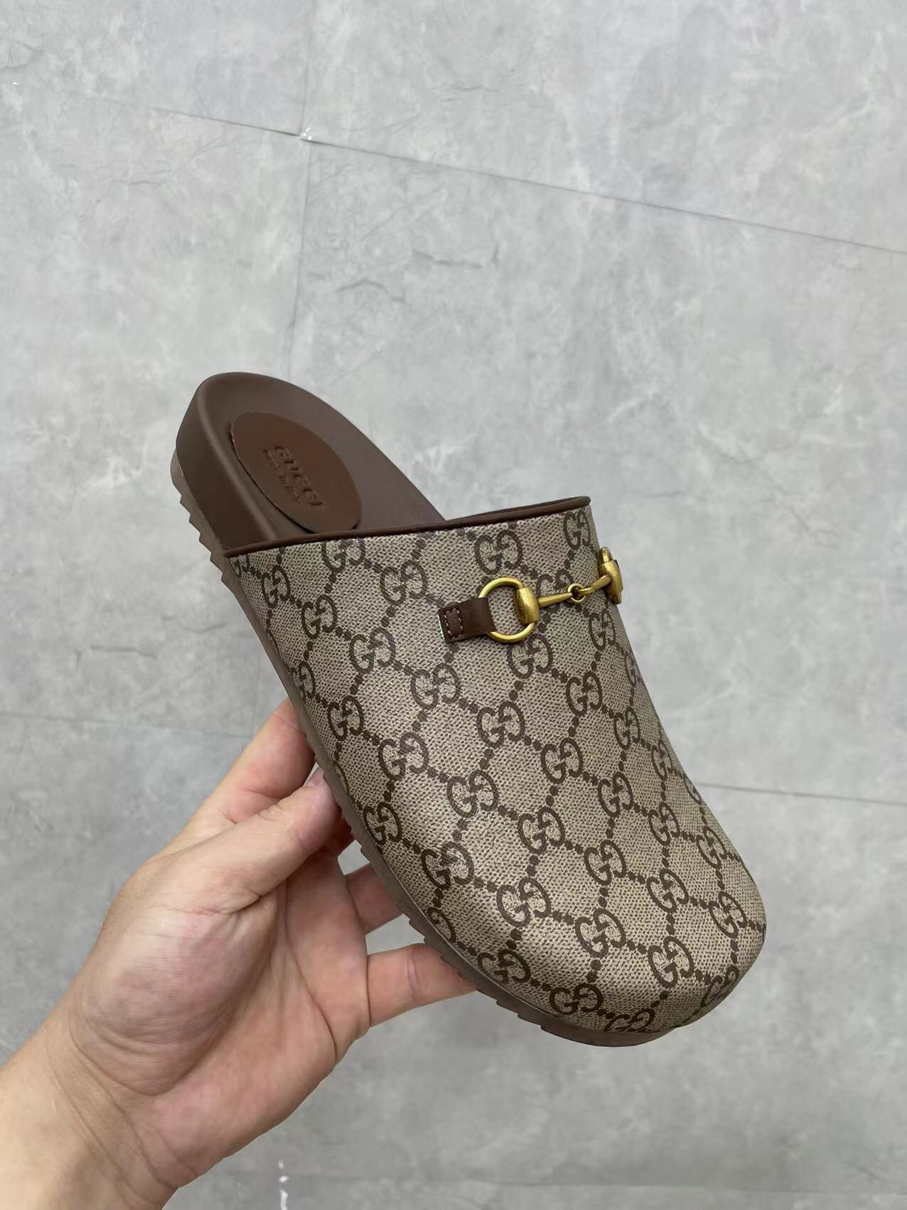 P210Gucci Hombre Mujer Zapatillas GG Horsebit Buckle Mule Shoes Los detalles de la marca añaden un t