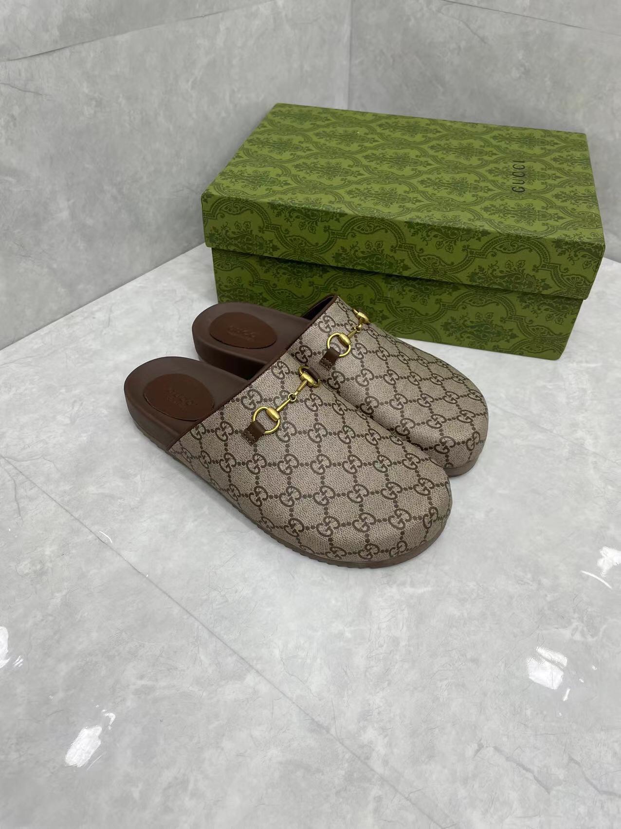 P210Gucci Hombre Mujer Zapatillas GG Horsebit Buckle Mule Shoes Los detalles de la marca añaden un t