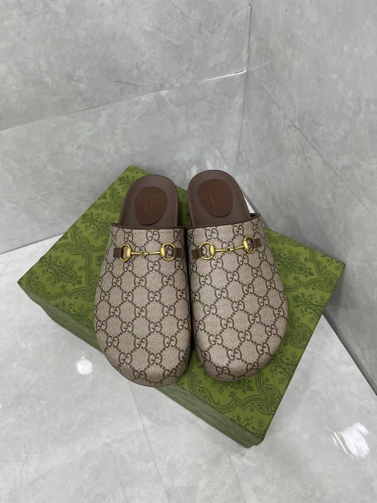 P210Gucci Hombre Mujer Zapatillas GG Horsebit Buckle Mule Shoes Los detalles de la marca añaden un t