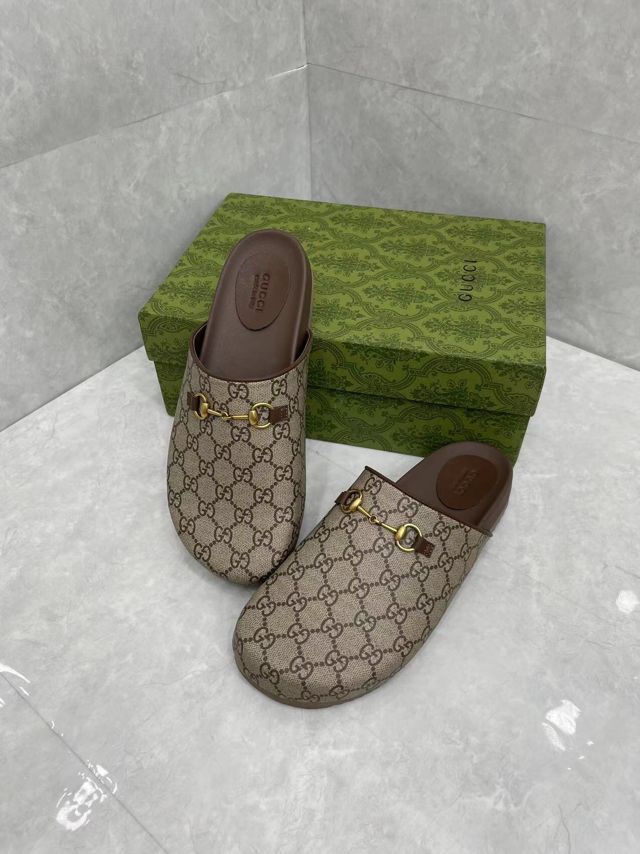 P210Gucci Hombre Mujer Zapatillas GG Horsebit Buckle Mule Shoes Los detalles de la marca añaden un t