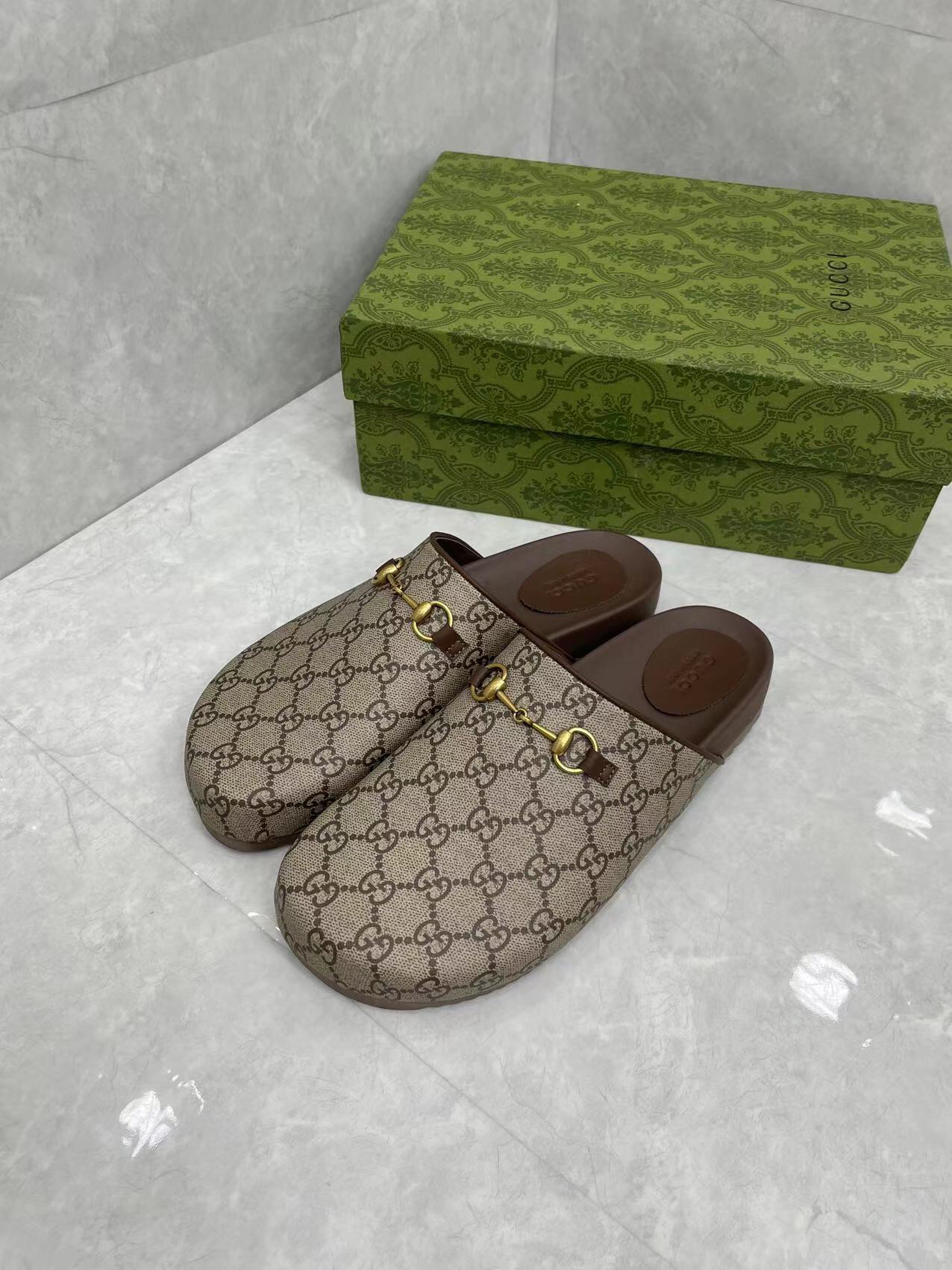 P210Gucci Hombre Mujer Zapatillas GG Horsebit Buckle Mule Shoes Los detalles de la marca añaden un t