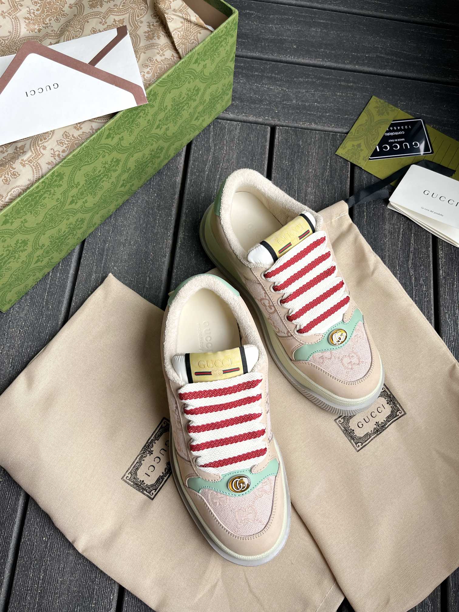 Кроссовки Gucci с массивной подошвой и красно-белыми шнурками
