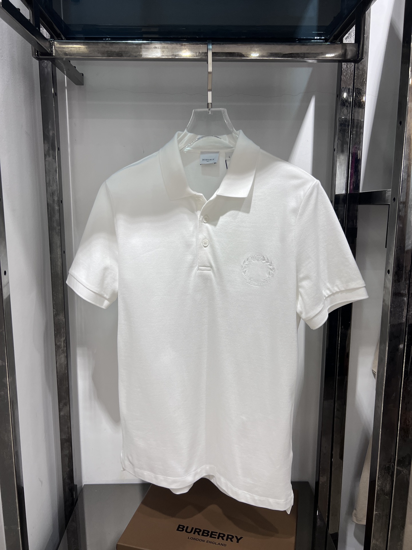 B家新品男士橡树叶徽章刺绣珠地网眼布棉质 Polo 衫\n经典 Polo 衫，选用珠地网眼布棉质面料制成。装饰橡树叶徽章与品牌徽标刺绣，摩登重塑品牌典藏徽章元素。JDZL\n码数：M，L，XL，XXL\n颜色：四色