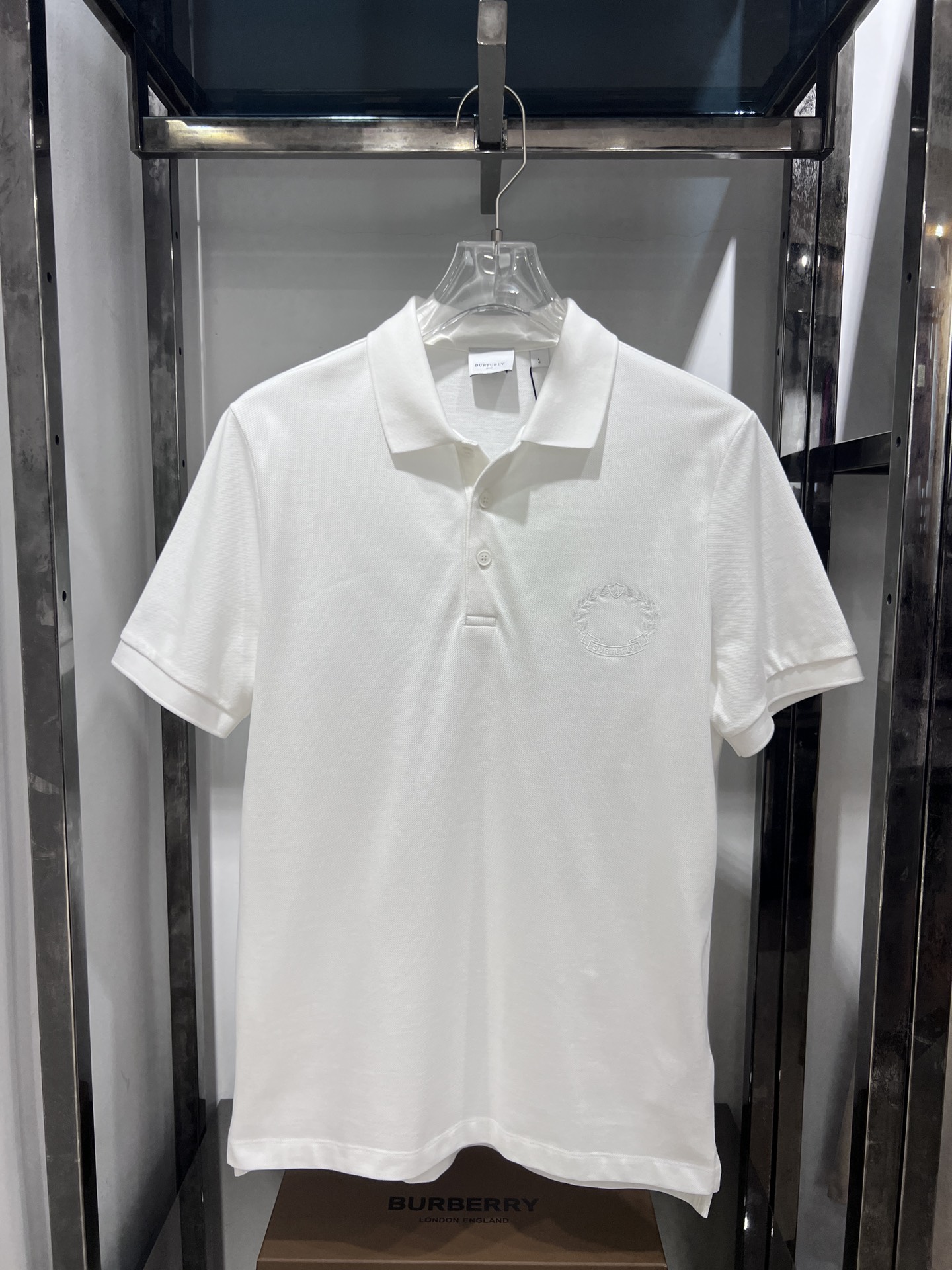 B家新品男士橡树叶徽章刺绣珠地网眼布棉质 Polo 衫\n经典 Polo 衫，选用珠地网眼布棉质面料制成。装饰橡树叶徽章与品牌徽标刺绣，摩登重塑品牌典藏徽章元素。JDZL\n码数：M，L，XL，XXL\n颜色：四色