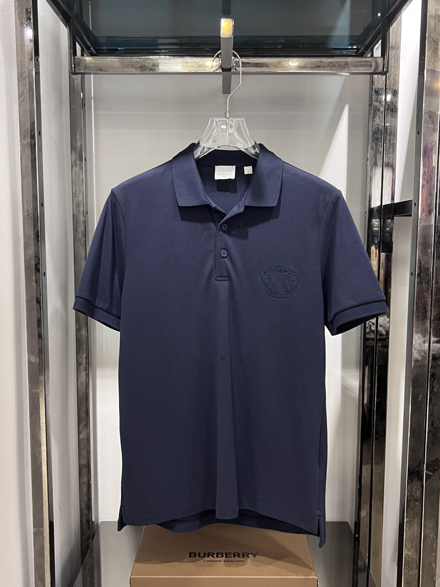 B家新品男士橡树叶徽章刺绣珠地网眼布棉质 Polo 衫\n经典 Polo 衫，选用珠地网眼布棉质面料制成。装饰橡树叶徽章与品牌徽标刺绣，摩登重塑品牌典藏徽章元素。JDZL\n码数：M，L，XL，XXL\n颜色：四色