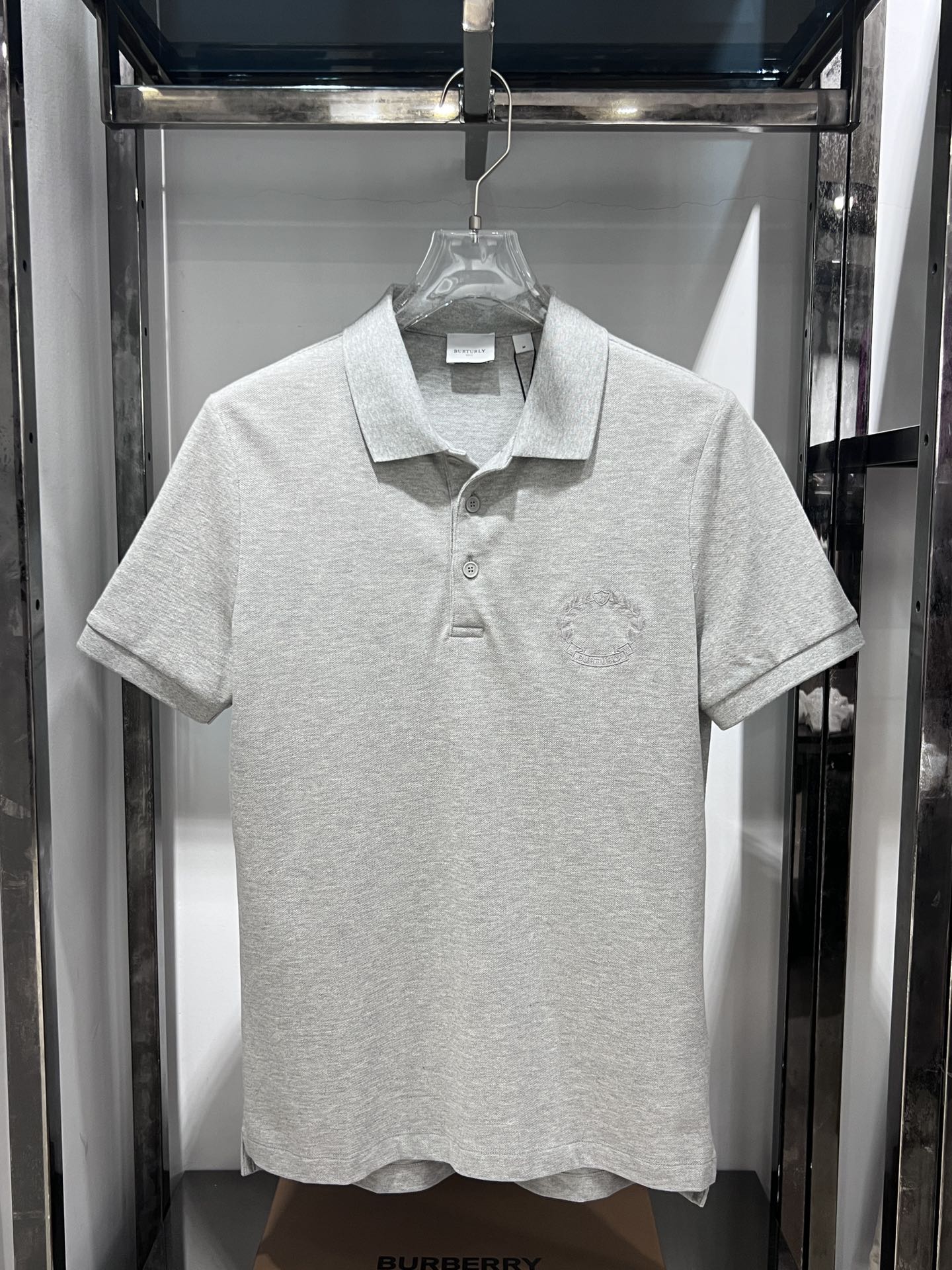 B家新品男士橡树叶徽章刺绣珠地网眼布棉质 Polo 衫\n经典 Polo 衫，选用珠地网眼布棉质面料制成。装饰橡树叶徽章与品牌徽标刺绣，摩登重塑品牌典藏徽章元素。JDZL\n码数：M，L，XL，XXL\n颜色：四色