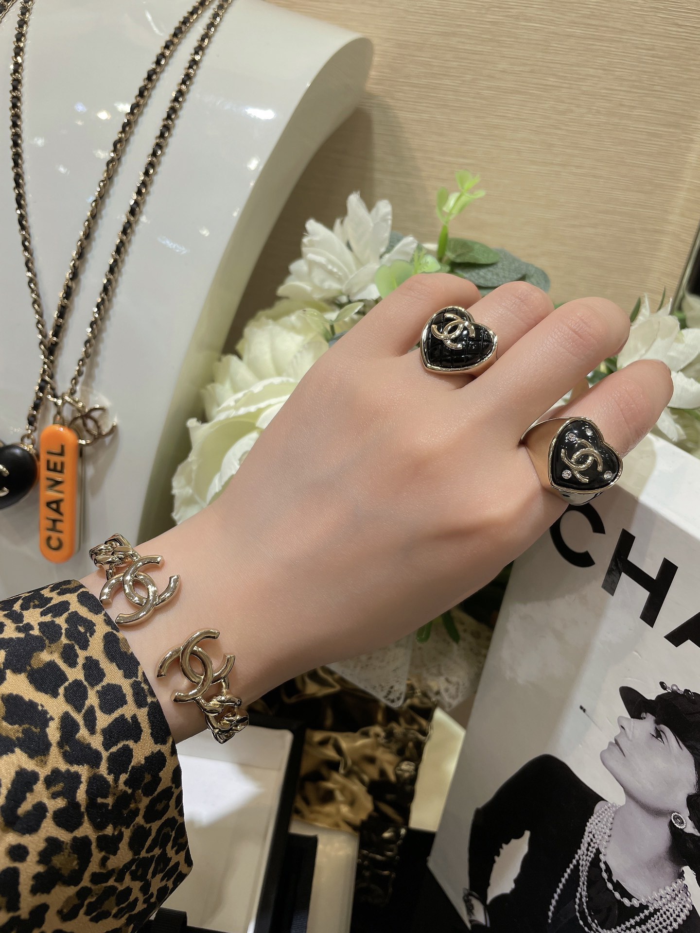 NO:633502,88200. Available in seconds. 22C new hollow chain double C light gold open bracelet. A bracelet that you can catch at first glance. It is beautiful and rustic. It is perfect when worn alone or stacked. This season’s super popular model z is developed and customized. I have been waiting for a long time. The material is brass and gold-plated. You can buy it at a higher price through purchasing. Cherish the goods in stock, bracelet, gold plating, Cardia high-end jewelry.1986090988200.现货秒发  22C新款镂空链条双C浅金色开口手镯 一眼就相中的手镯 又美又飒 单戴叠戴都很绝 本季超级热门款 z开发定制 久等了 材质黄铜镀金 代购加价才能买到的宝贝 珍惜现货,,bracelet,gold plating,卡迪亚高端饰品,Jewelry