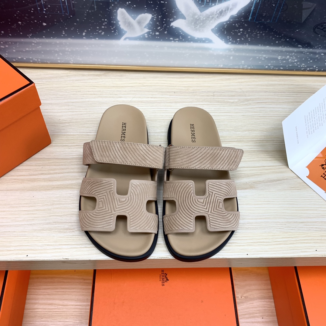 NO:577663,Embossed H Family HERMES, the same style for men and women, the couple's shoes that have become very popular recently - sandals, paired with various colorful socks, very trendy. The upper is imported mixed sheepskin and deerskin, the lining is imported mixed sheepskin, the outsole is Tpu non-slip and wear-resistant outsole, the size is 35-42 for women (41-42 is customized), and 38-46 for men (38 45).  46 (customized), slippers, hermes, sandals, slippers, sheepskin, socks19860909压纹H家 HERMES 男女同款,最近火到不行的情侣款二舅鞋- 凉鞋,搭配各种彩色袜子,潮爆了 鞋面进口混种羊皮.鹿皮 内里进口混种羊皮 大底Tpu防滑耐磨大底 码数女35-42（41-42定做）.男38-46（38 45 46定做）,拖鞋,hermes,sandals,slippers,sheepskin,socks,Women's Shoes
